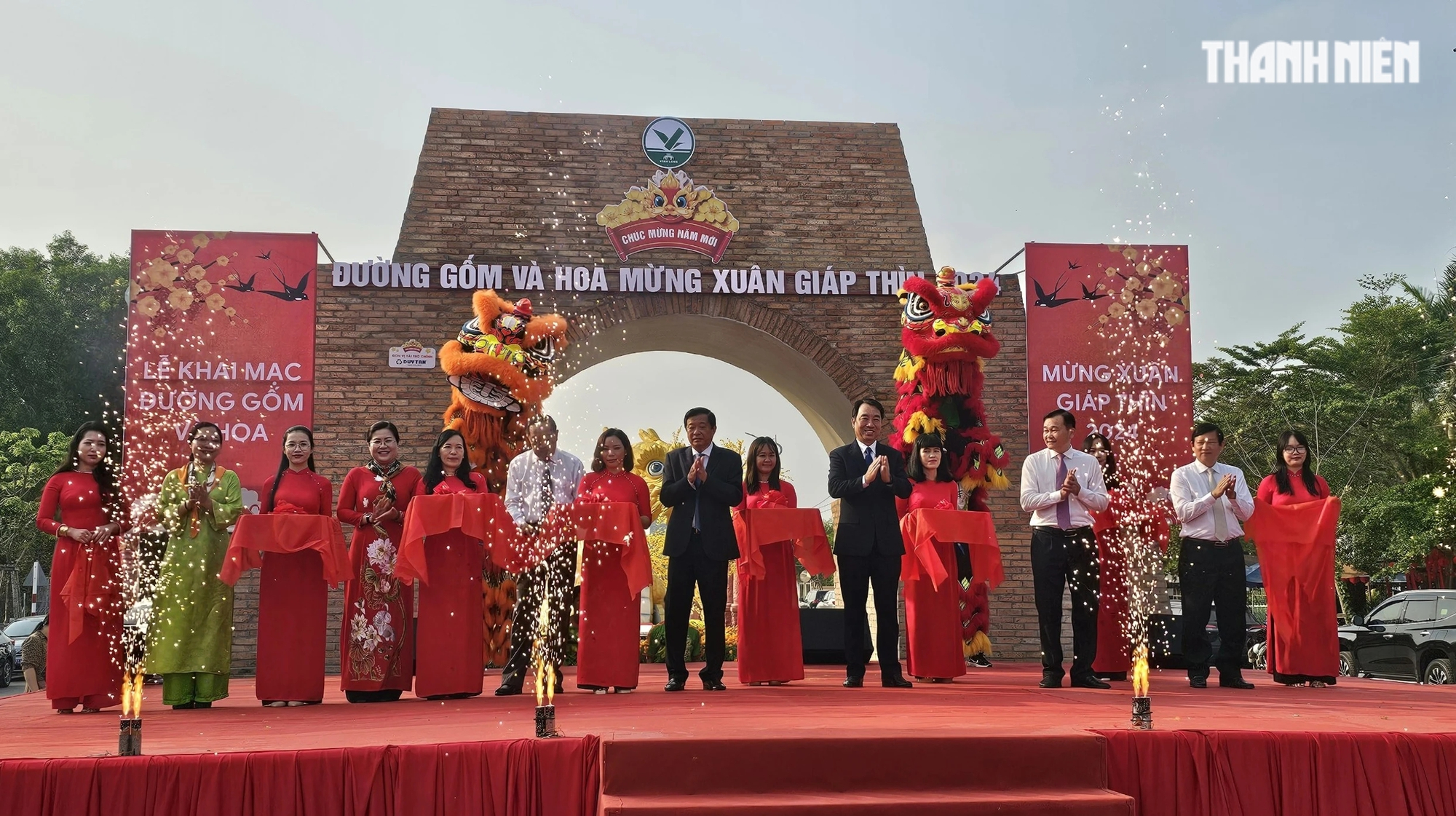 Chiêm ngưỡng đường gốm đỏ và hoa dài nhất Việt Nam- Ảnh 2.