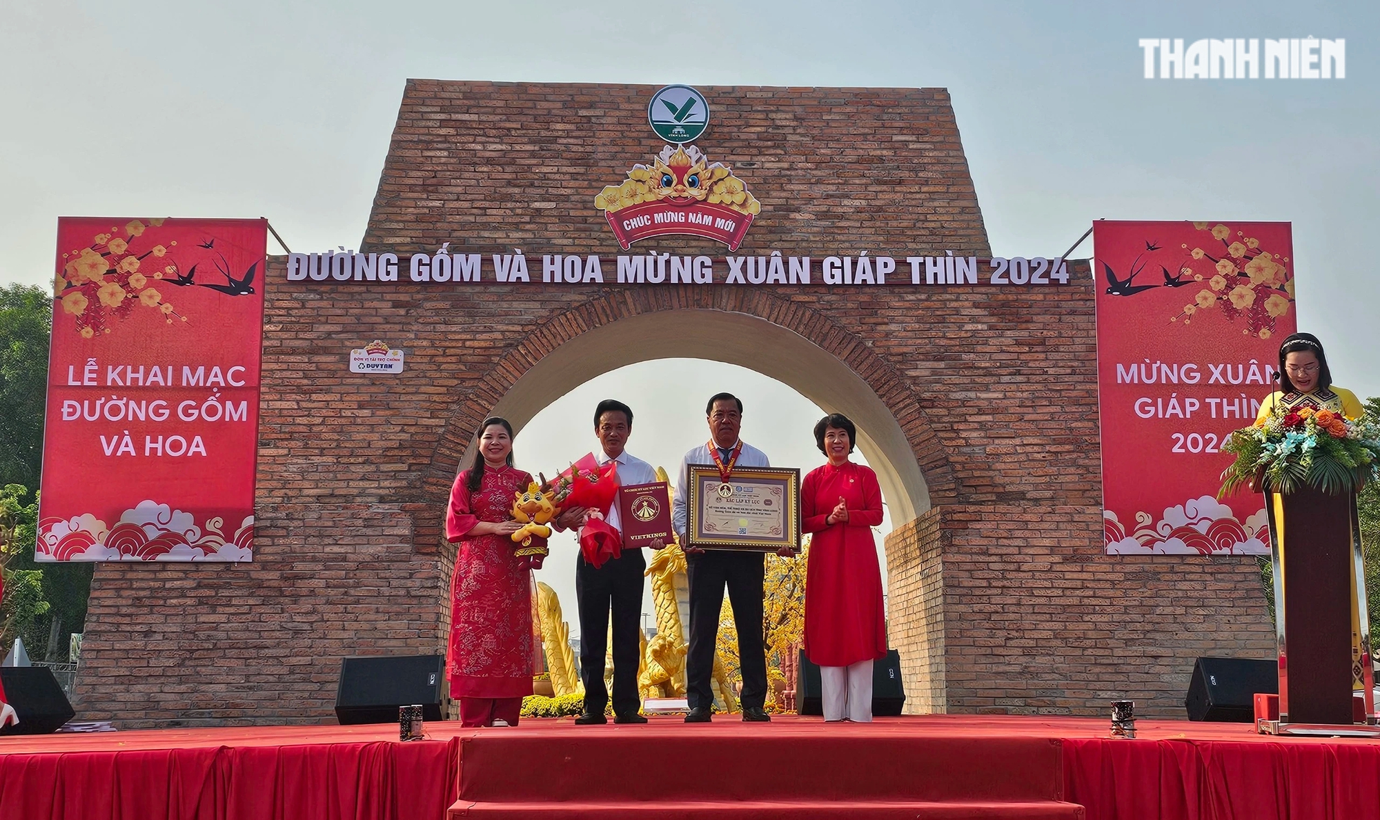 Chiêm ngưỡng đường gốm đỏ và hoa dài nhất Việt Nam- Ảnh 3.