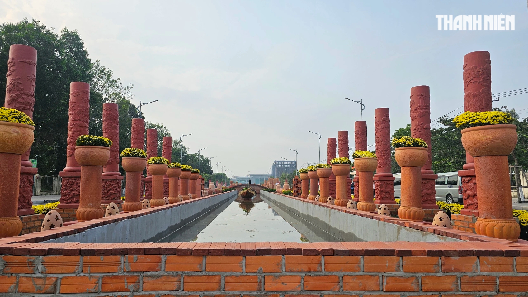 Chiêm ngưỡng đường gốm đỏ và hoa dài nhất Việt Nam- Ảnh 11.