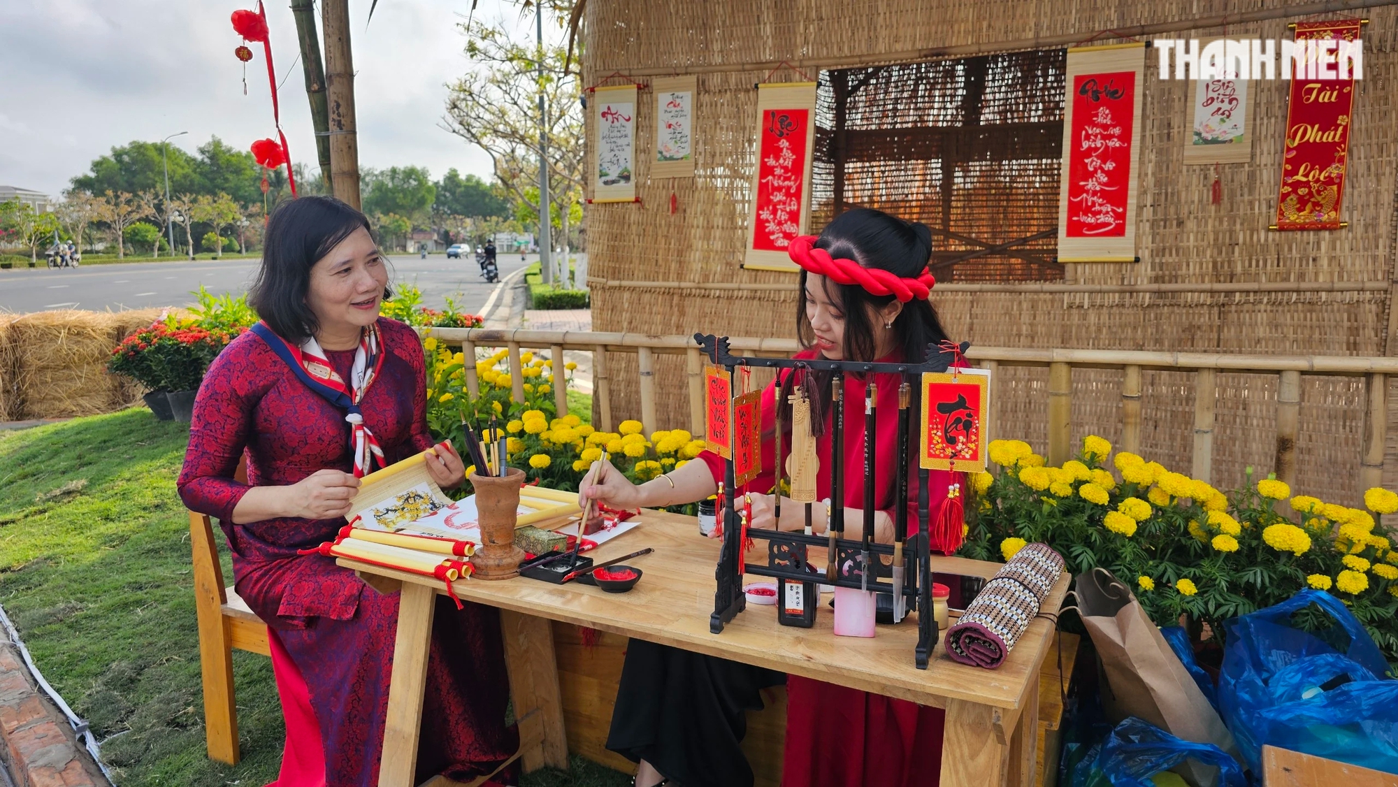Chiêm ngưỡng đường gốm đỏ và hoa dài nhất Việt Nam- Ảnh 18.
