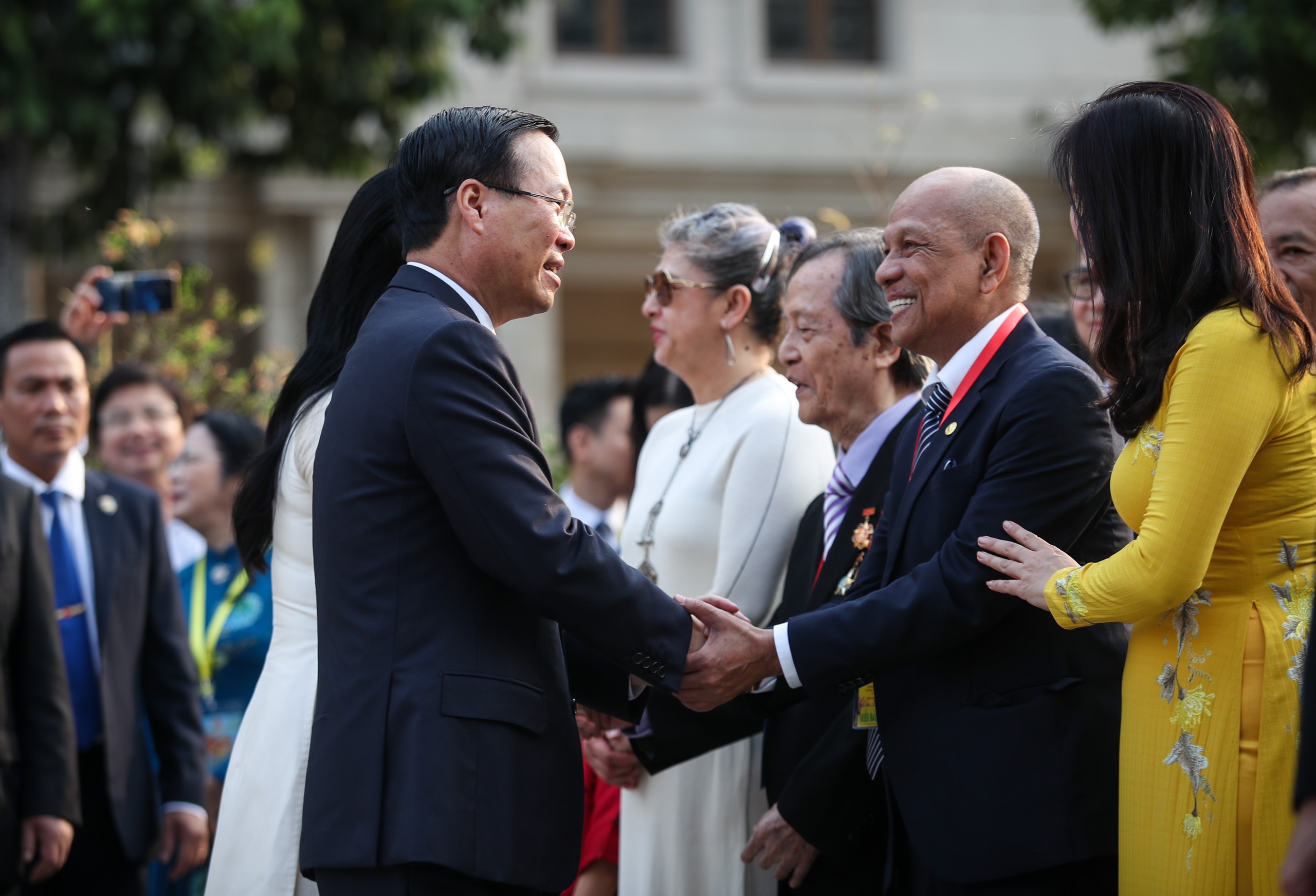 Chủ tịch nước V&otilde; Văn Thưởng c&ugrave;ng kiều b&agrave;o thả c&aacute; ch&eacute;p 'tiễn &ocirc;ng T&aacute;o'- Ảnh 6.