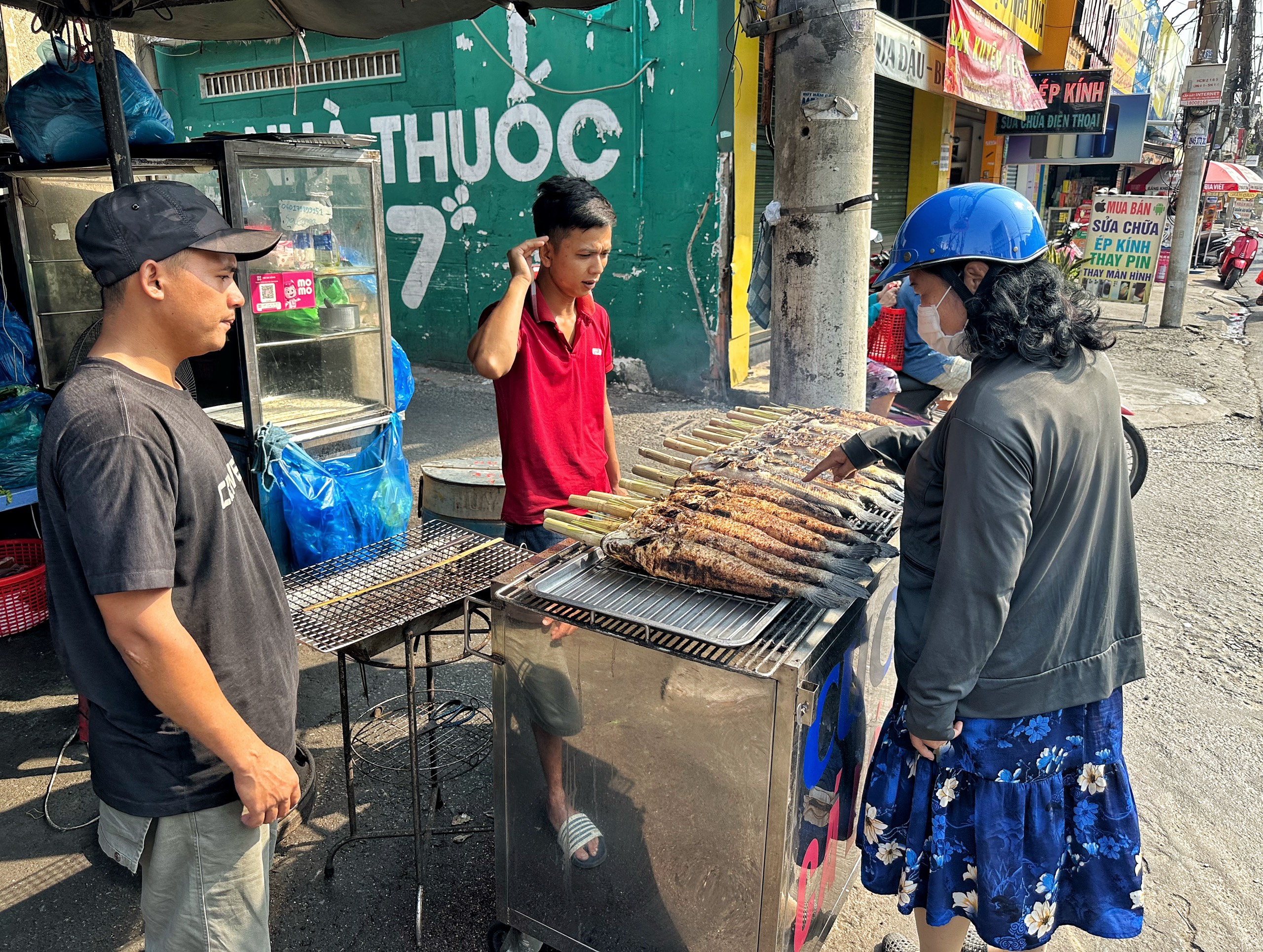 Cúng ông Táo, 'phố cá lóc nướng' ở TP.HCM đỏ lửa bán vài trăm con- Ảnh 3.