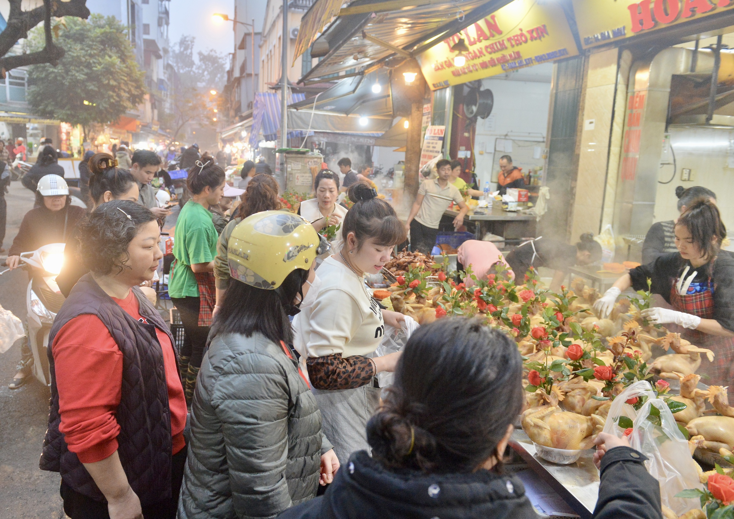 Gà cánh tiên giá gần 1 triệu, chủ cửa hàng 'hốt bạc' ngày cúng Táo quân- Ảnh 2.