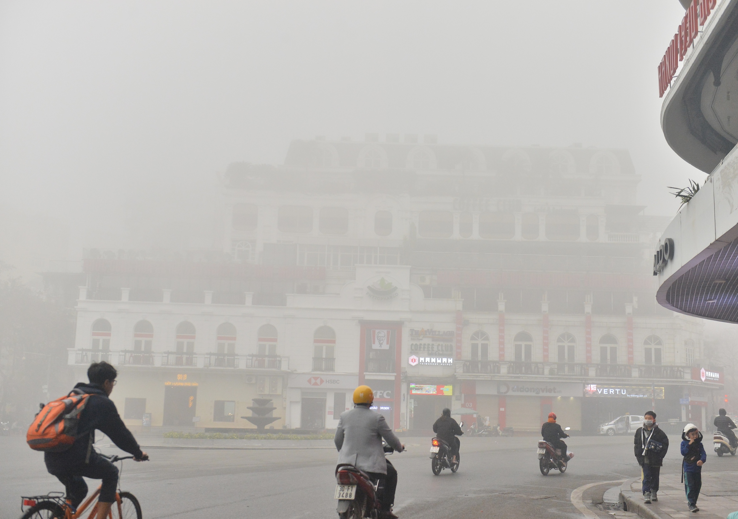 Sáng nay Hà Nội hóa Sa Pa, sương mù giăng khắp lối- Ảnh 3.