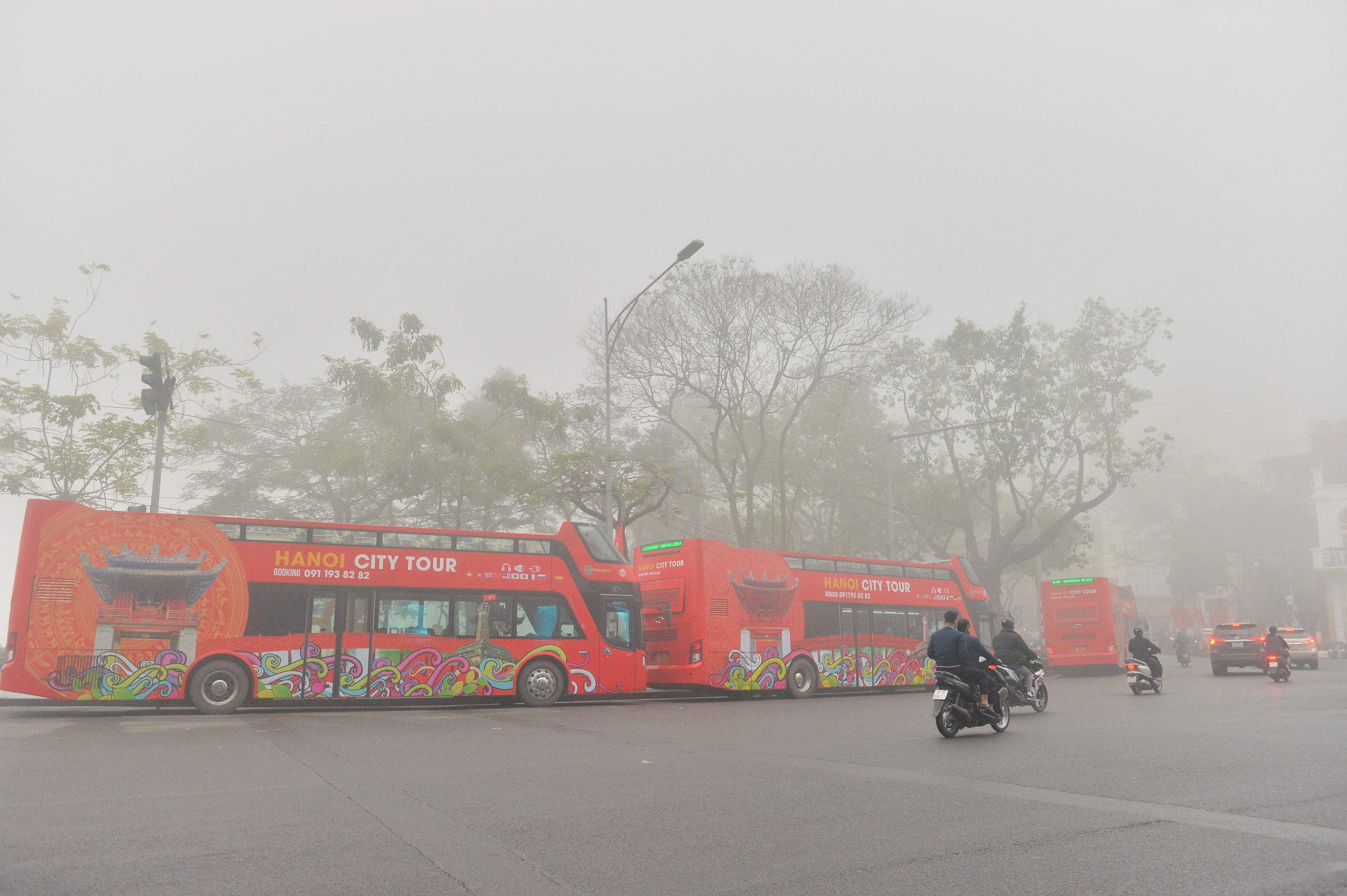 Sáng nay Hà Nội hóa Sa Pa, sương mù giăng khắp lối- Ảnh 15.