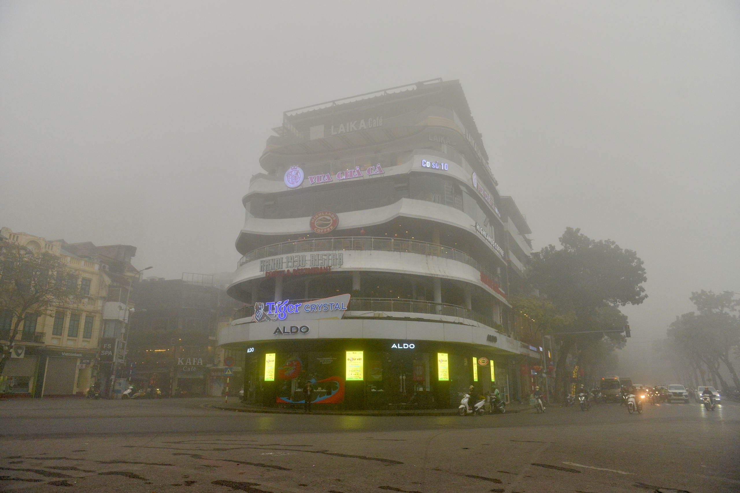 Sáng nay Hà Nội hóa Sa Pa, sương mù giăng khắp lối- Ảnh 2.