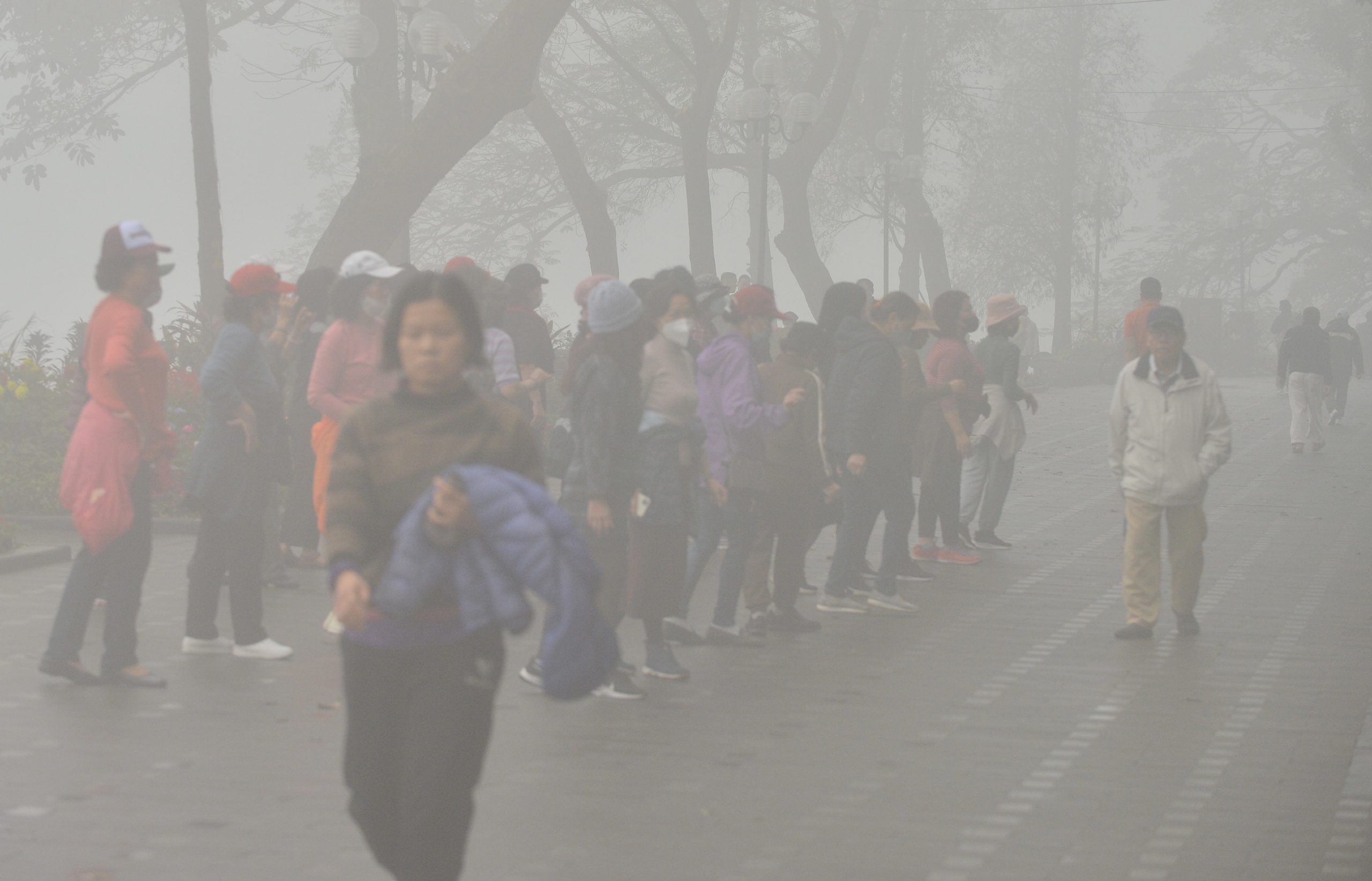 Sáng nay Hà Nội hóa Sa Pa, sương mù giăng khắp lối- Ảnh 9.