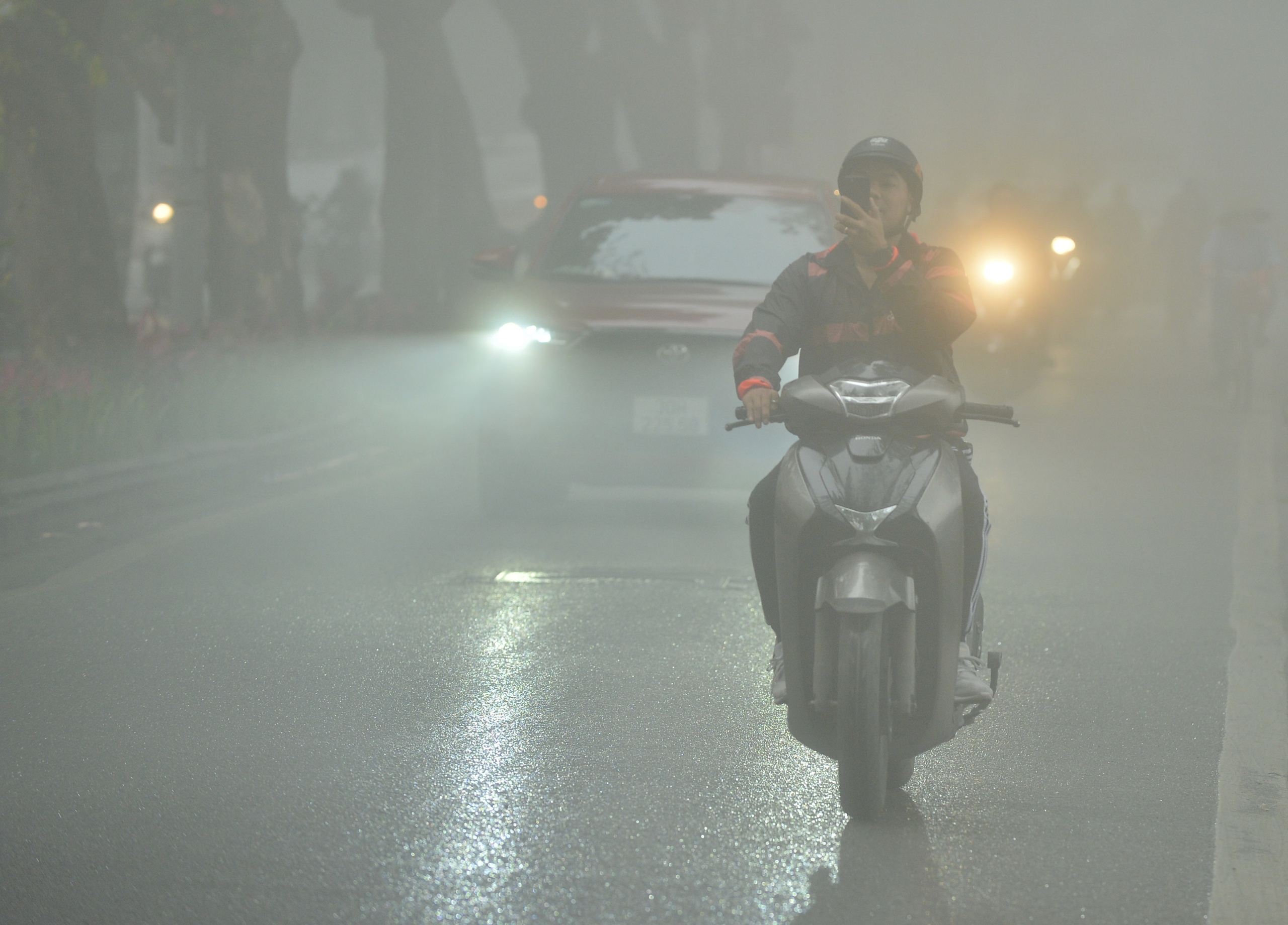 Sáng nay Hà Nội hóa Sa Pa, sương mù giăng khắp lối- Ảnh 8.