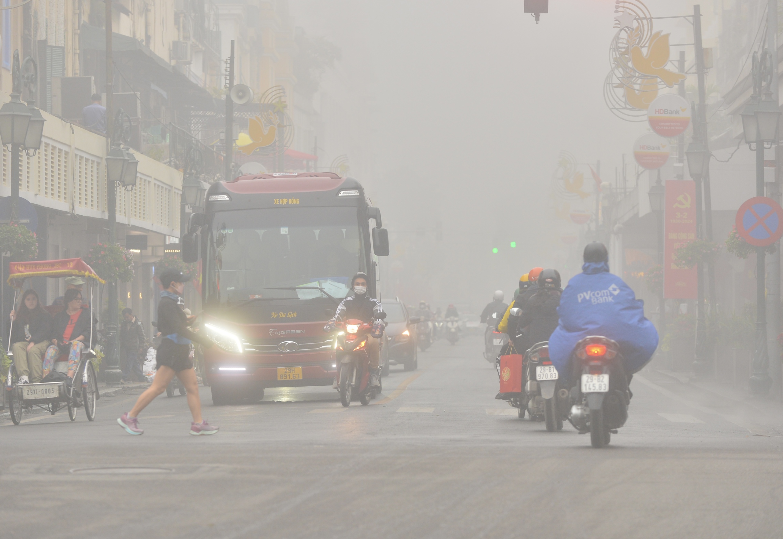 Sáng nay Hà Nội hóa Sa Pa, sương mù giăng khắp lối- Ảnh 17.