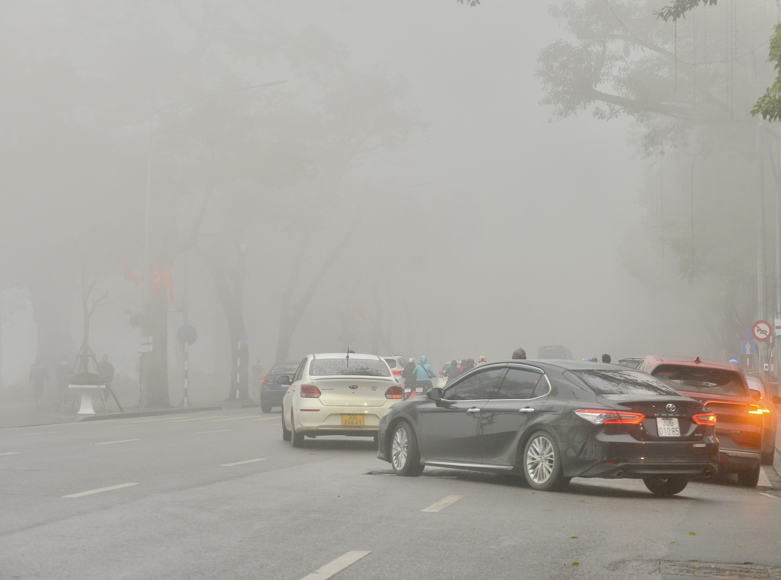 Sáng nay Hà Nội hóa Sa Pa, sương mù giăng khắp lối- Ảnh 16.