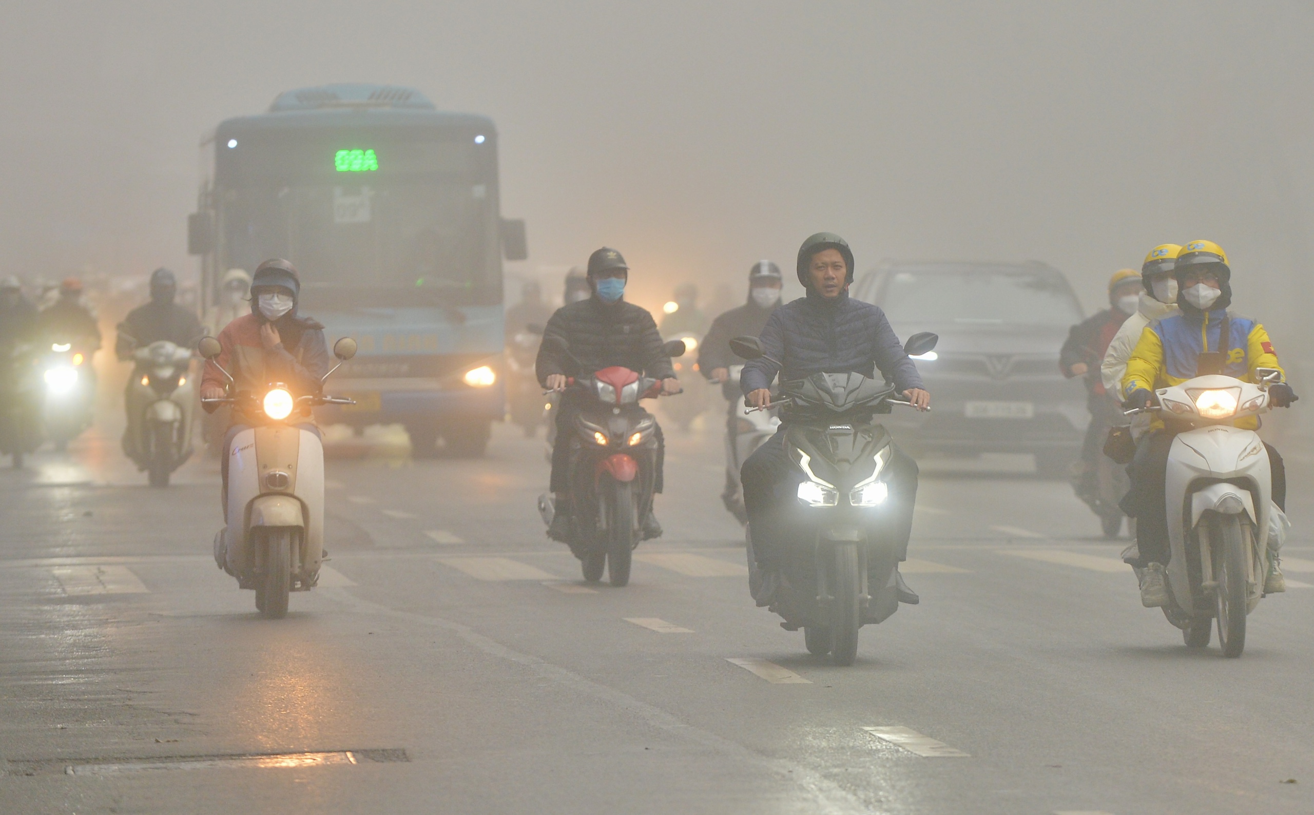 Sáng nay Hà Nội hóa Sa Pa, sương mù giăng khắp lối- Ảnh 4.