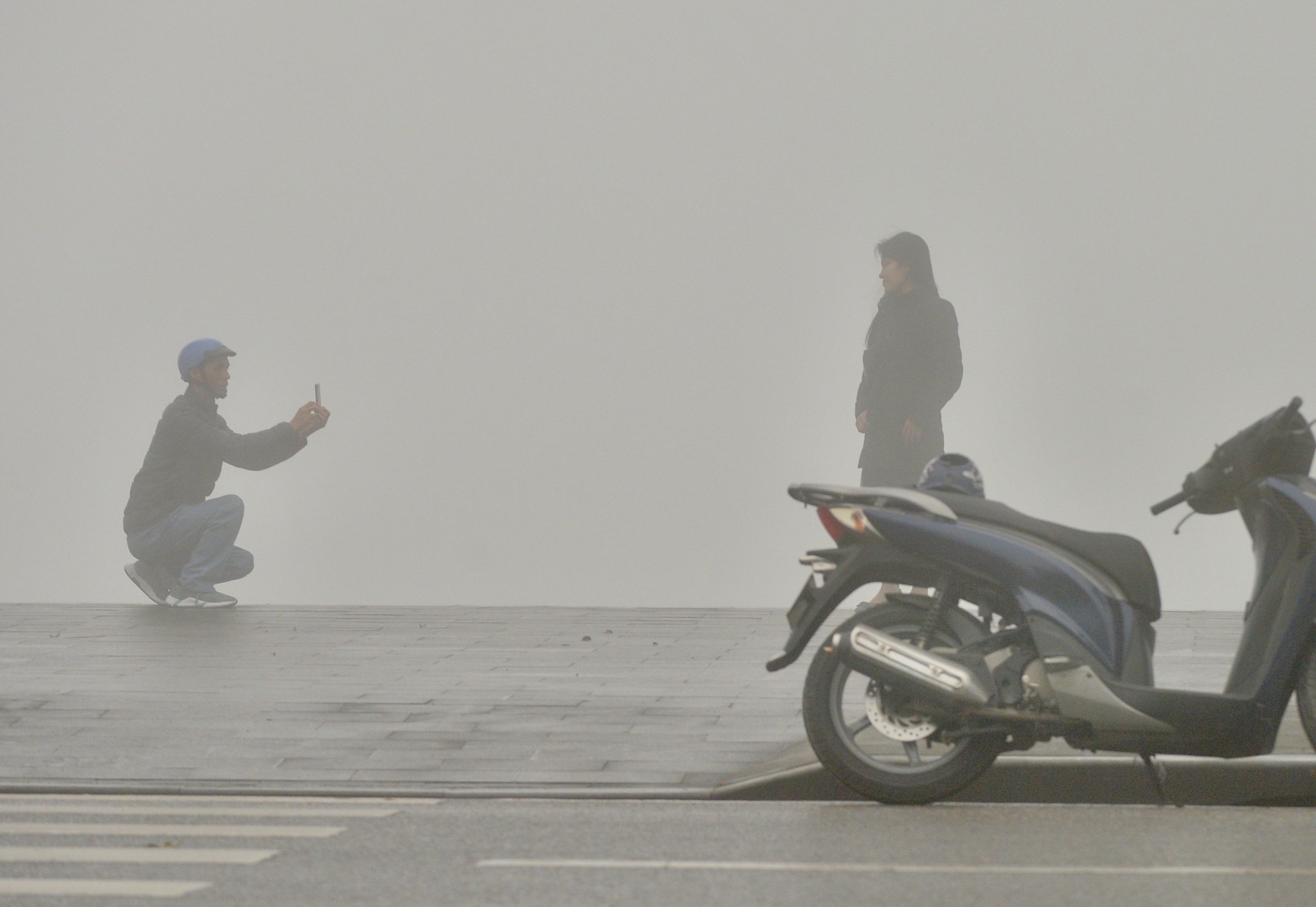 Sáng nay Hà Nội hóa Sa Pa, sương mù giăng khắp lối- Ảnh 18.