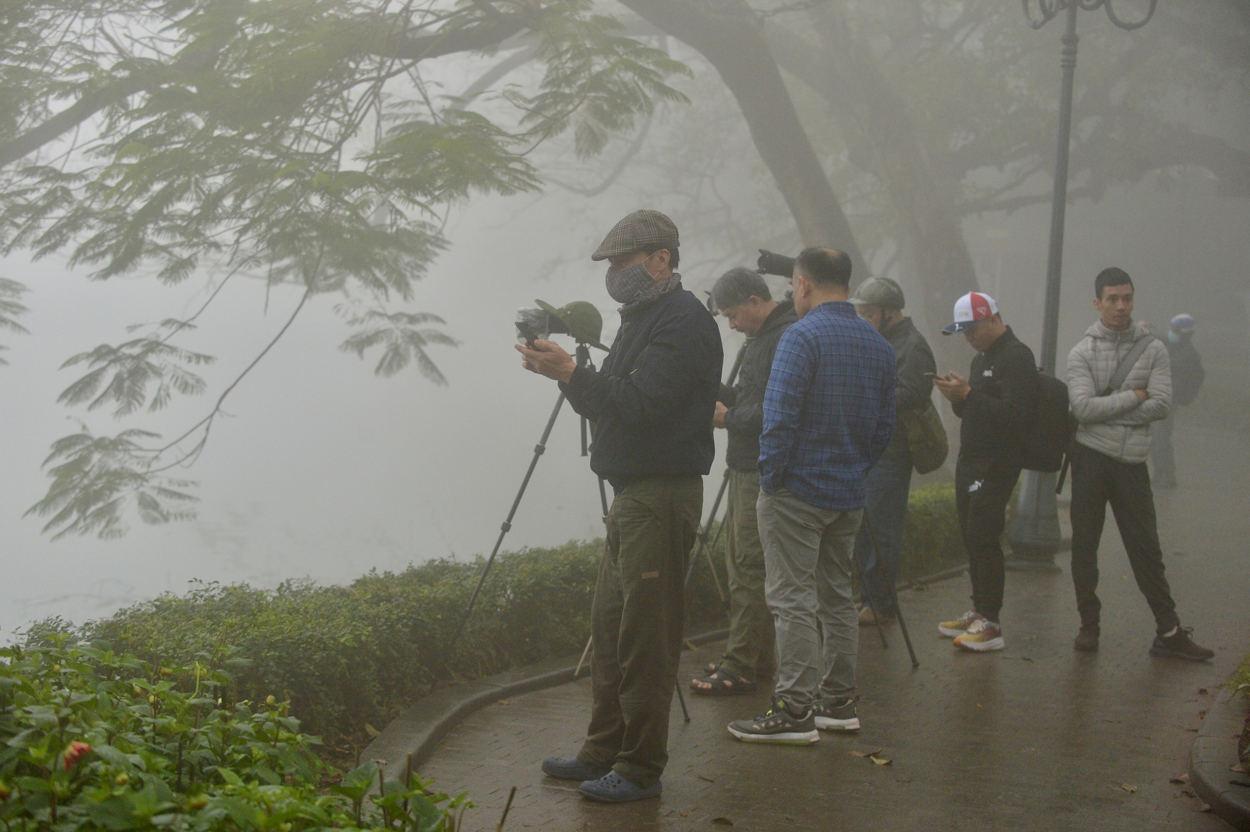Sáng nay Hà Nội hóa Sa Pa, sương mù giăng khắp lối- Ảnh 13.