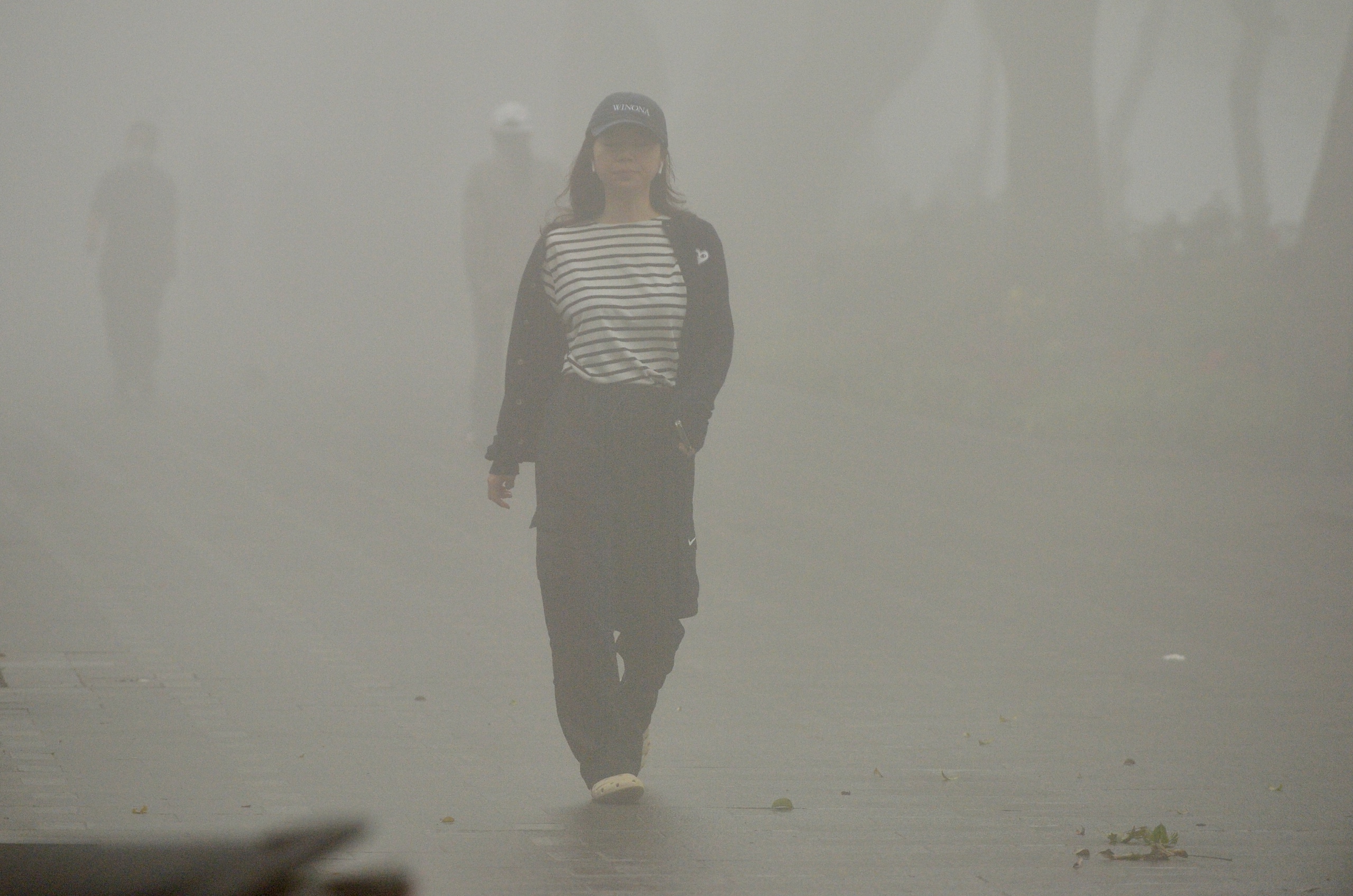 Sáng nay Hà Nội hóa Sa Pa, sương mù giăng khắp lối- Ảnh 11.