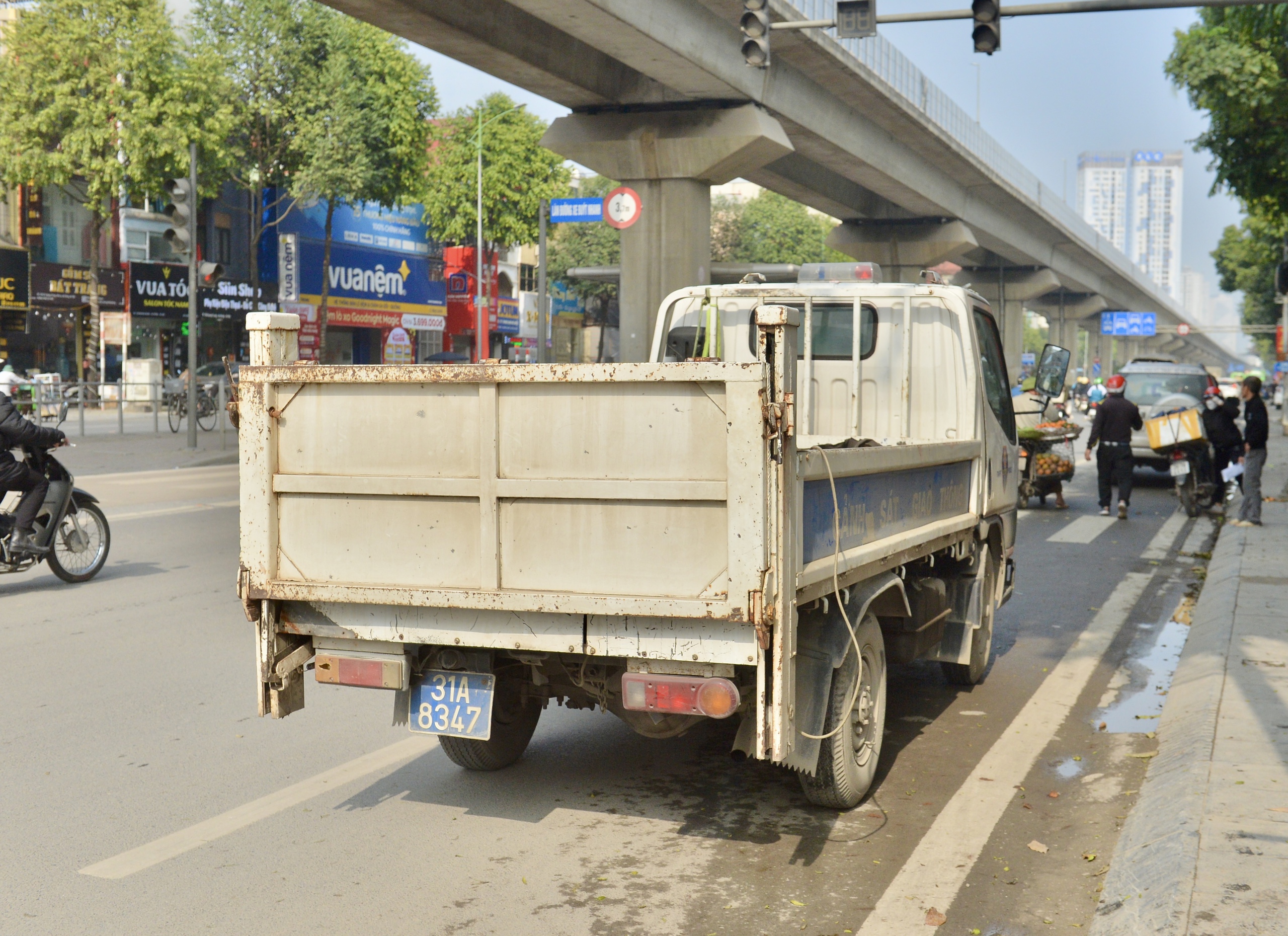 CSGT d&ugrave;ng xe chuy&ecirc;n dụng chở thịt tr&acirc;u gi&uacute;p t&agrave;i xế vi phạm nồng độ cồn- Ảnh 9.