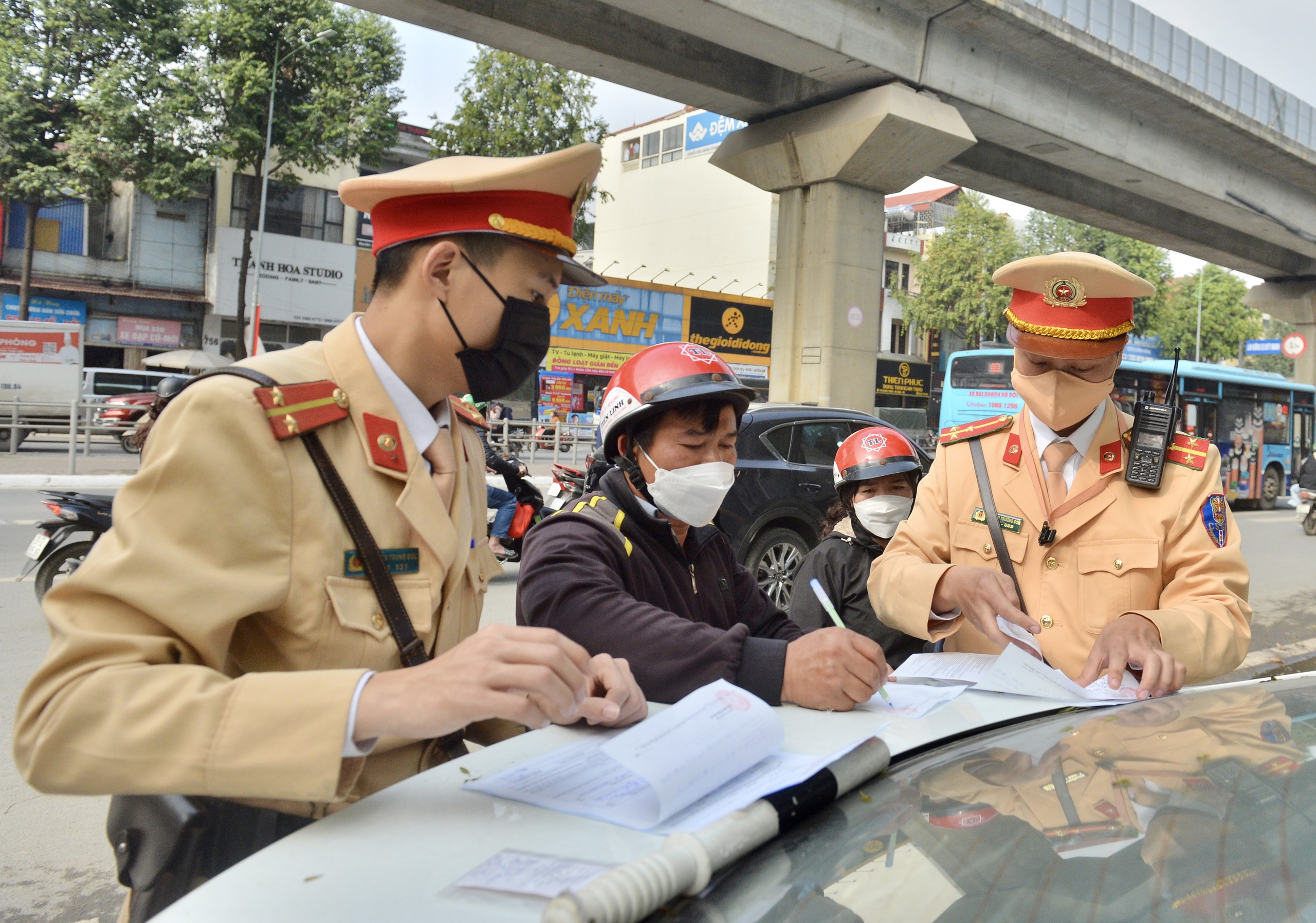 CSGT d&ugrave;ng xe chuy&ecirc;n dụng chở thịt tr&acirc;u gi&uacute;p t&agrave;i xế vi phạm nồng độ cồn- Ảnh 6.