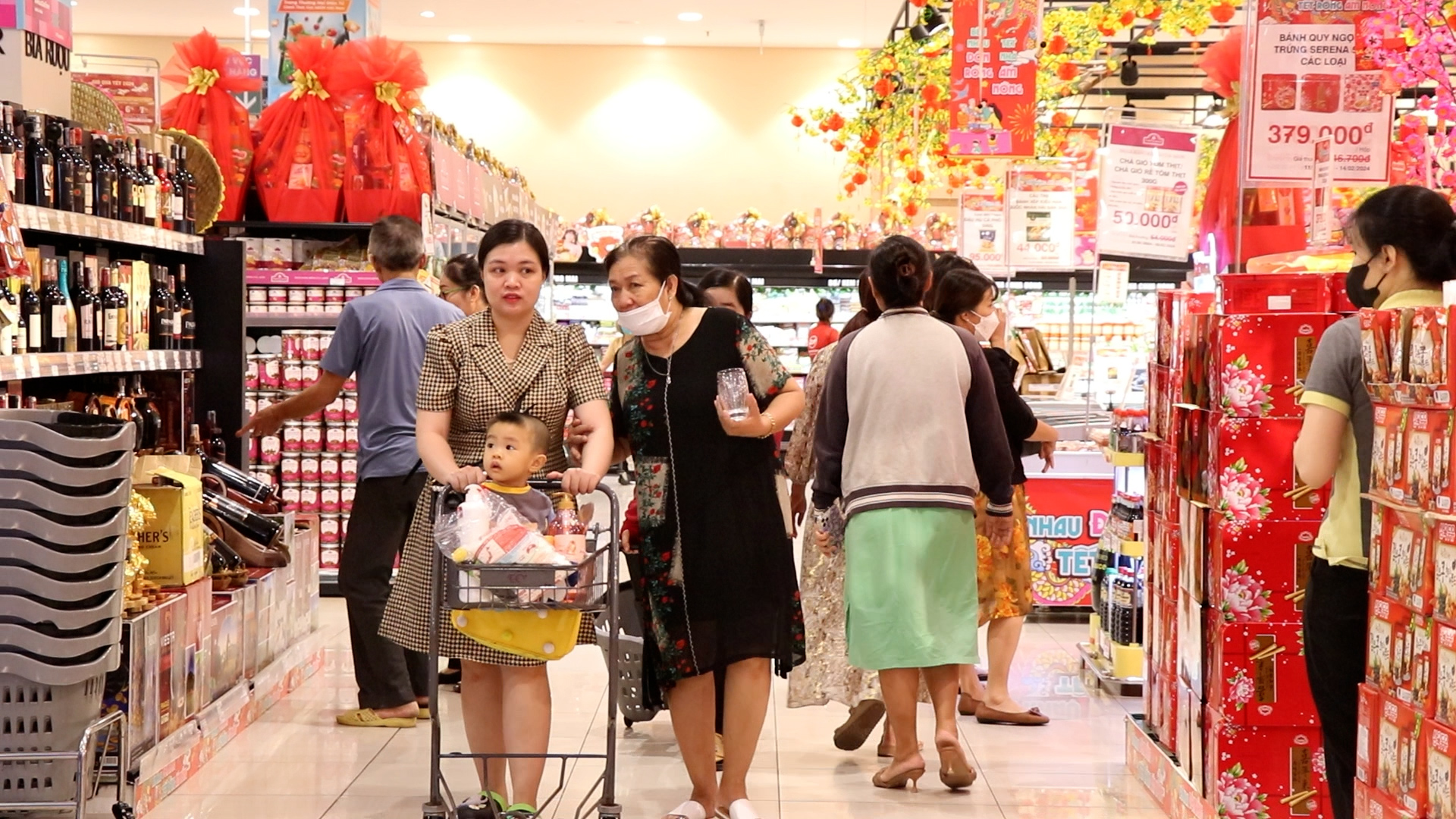 Mua b&aacute;n tại TP.HCM trước tết: Người d&acirc;n chi ti&ecirc;u d&egrave; sẻn, m&atilde;i lực thấp- Ảnh 2.