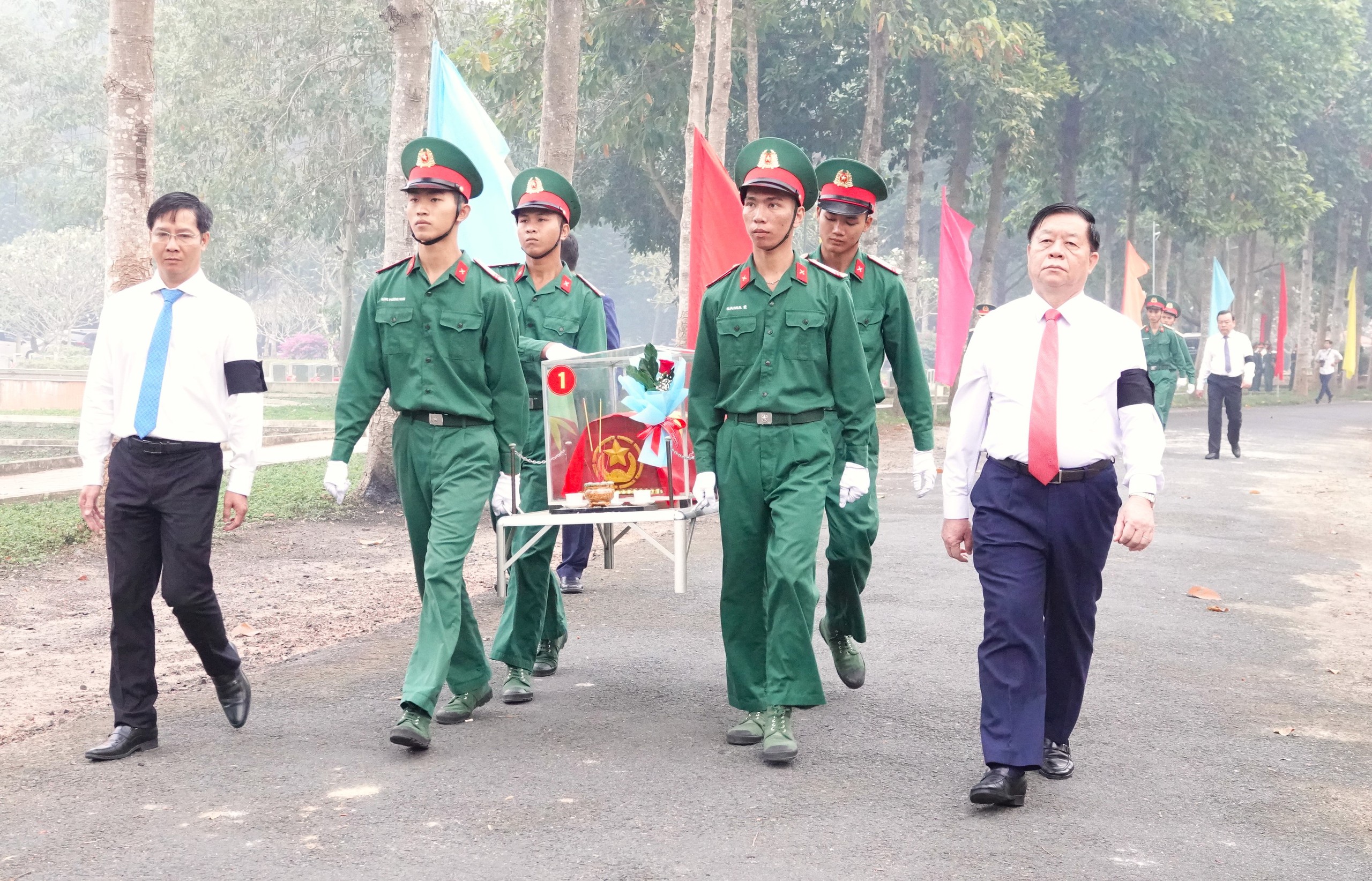 Trưởng ban Tuyên giáo Trung ương dự lễ đón 125 hài cốt liệt sĩ về đất mẹ- Ảnh 3.