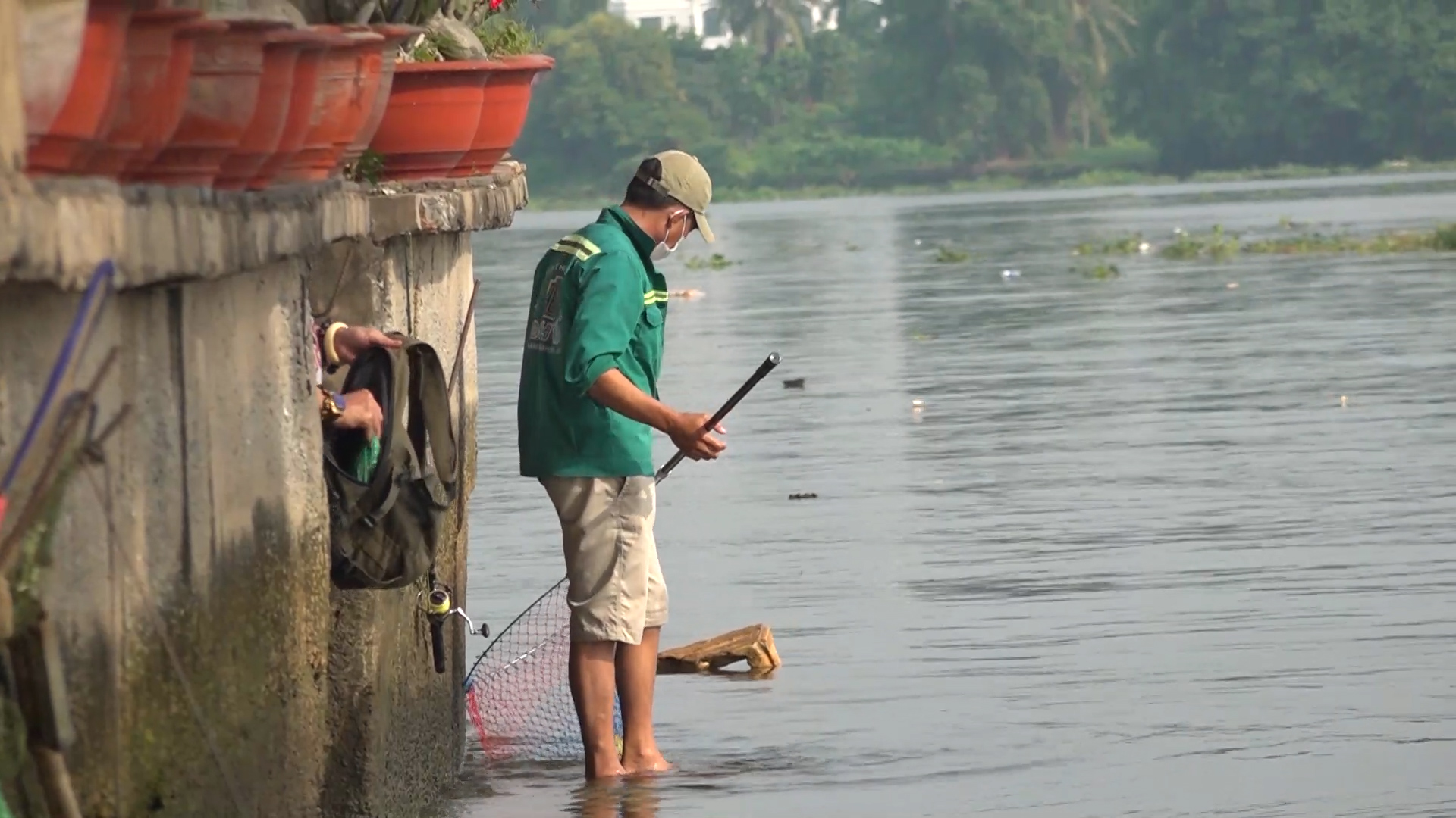 Có tàu kiểm ngư ngăn chặn chích điện, người dân yên tâm thả cá ngày cúng ông Táo- Ảnh 1.