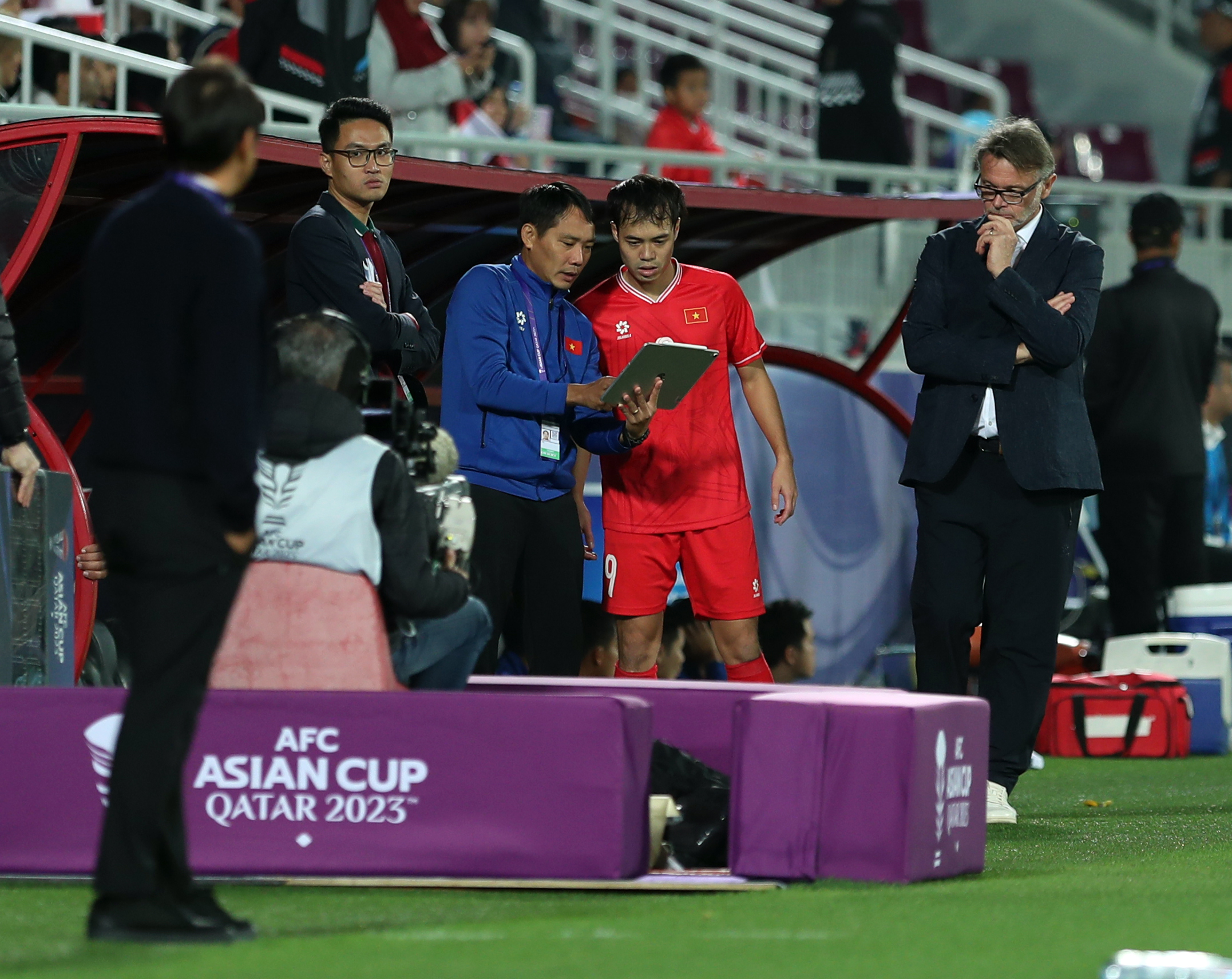 HLV Troussier tung Văn Toàn vào sân tại Asian Cup 2023