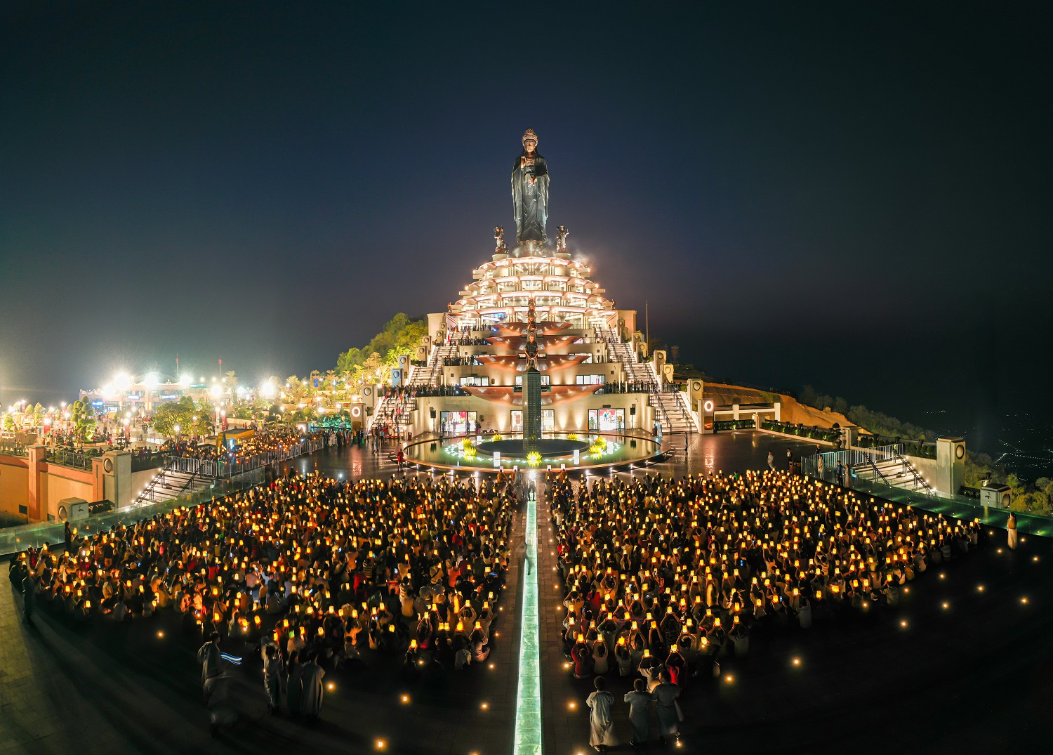 Trăm ngàn du khách đến dự lễ dâng đăng lớn nhất trên đỉnh Bà Đen- Ảnh 1.
