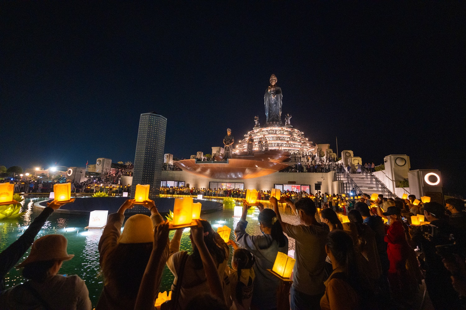 Trăm ngàn du khách đến dự lễ dâng đăng lớn nhất trên đỉnh Bà Đen- Ảnh 2.
