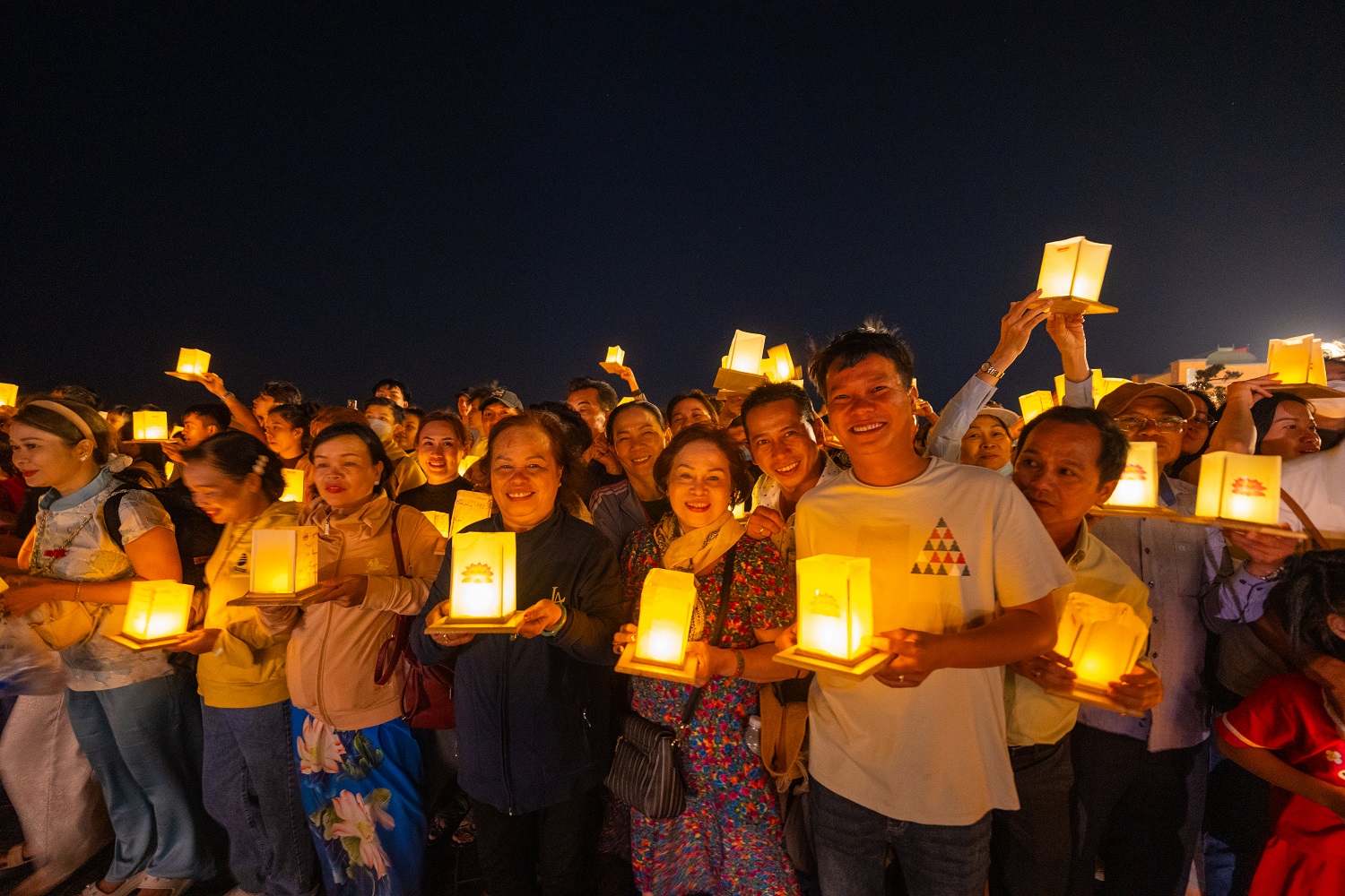 Trăm ngàn du khách đến dự lễ dâng đăng lớn nhất trên đỉnh Bà Đen- Ảnh 3.