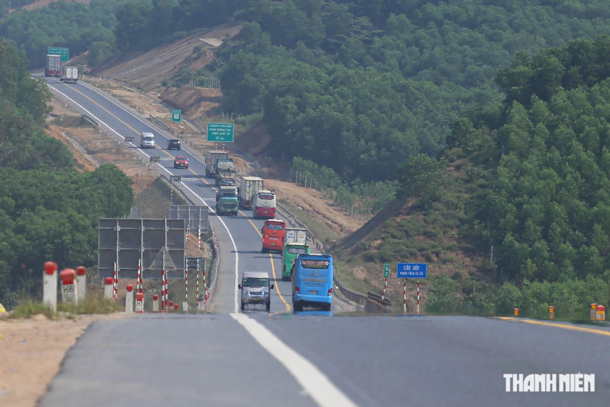 Sau tai nạn trên cao tốc Cam Lộ - La Sơn: Vẫn cảnh lấn làn, vượt ẩu- Ảnh 4.