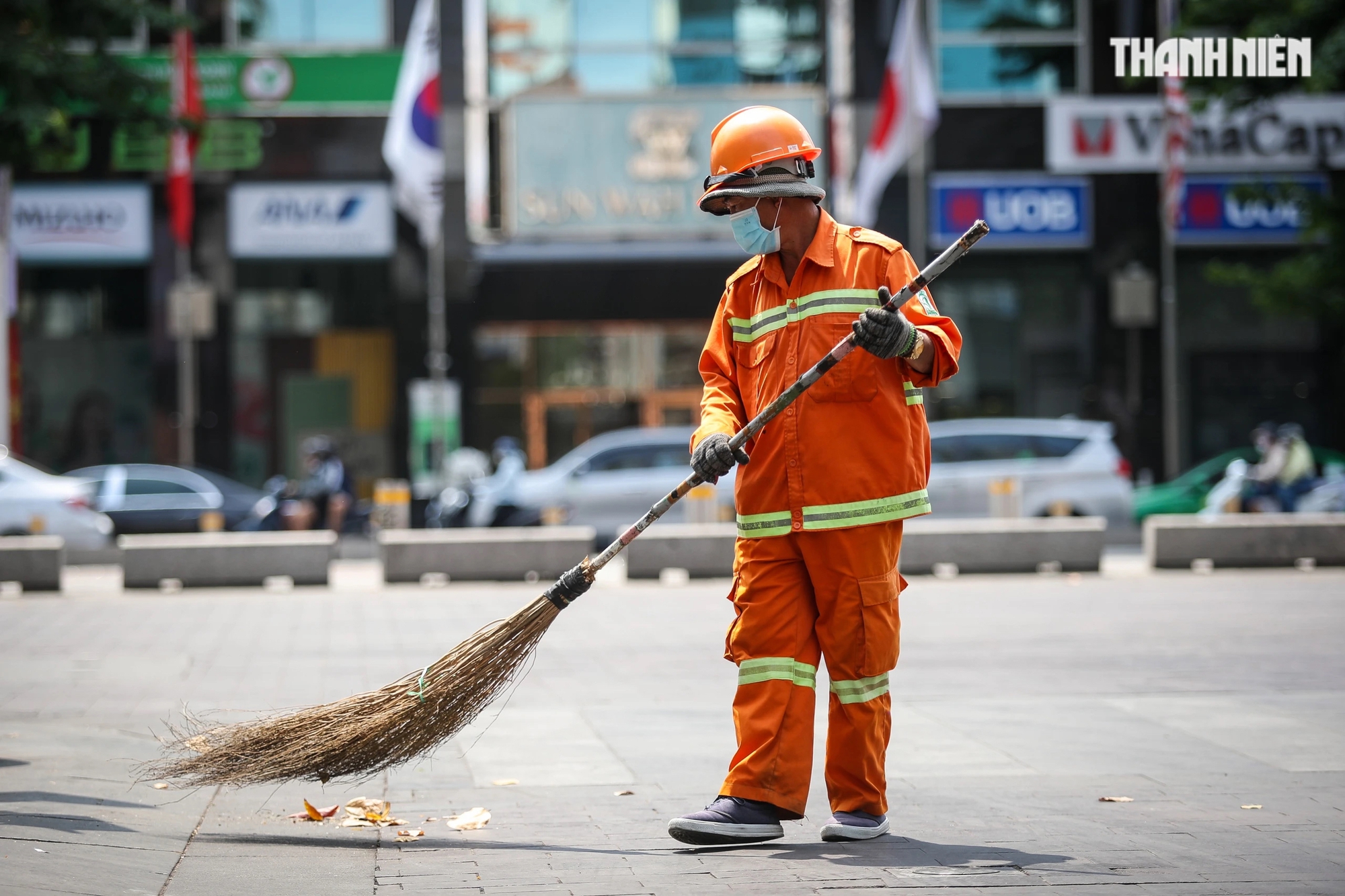 Người dân TP.HCM bước vào mùa nắng nóng kéo dài: Sau tết đổ hết mồ hôi- Ảnh 12.