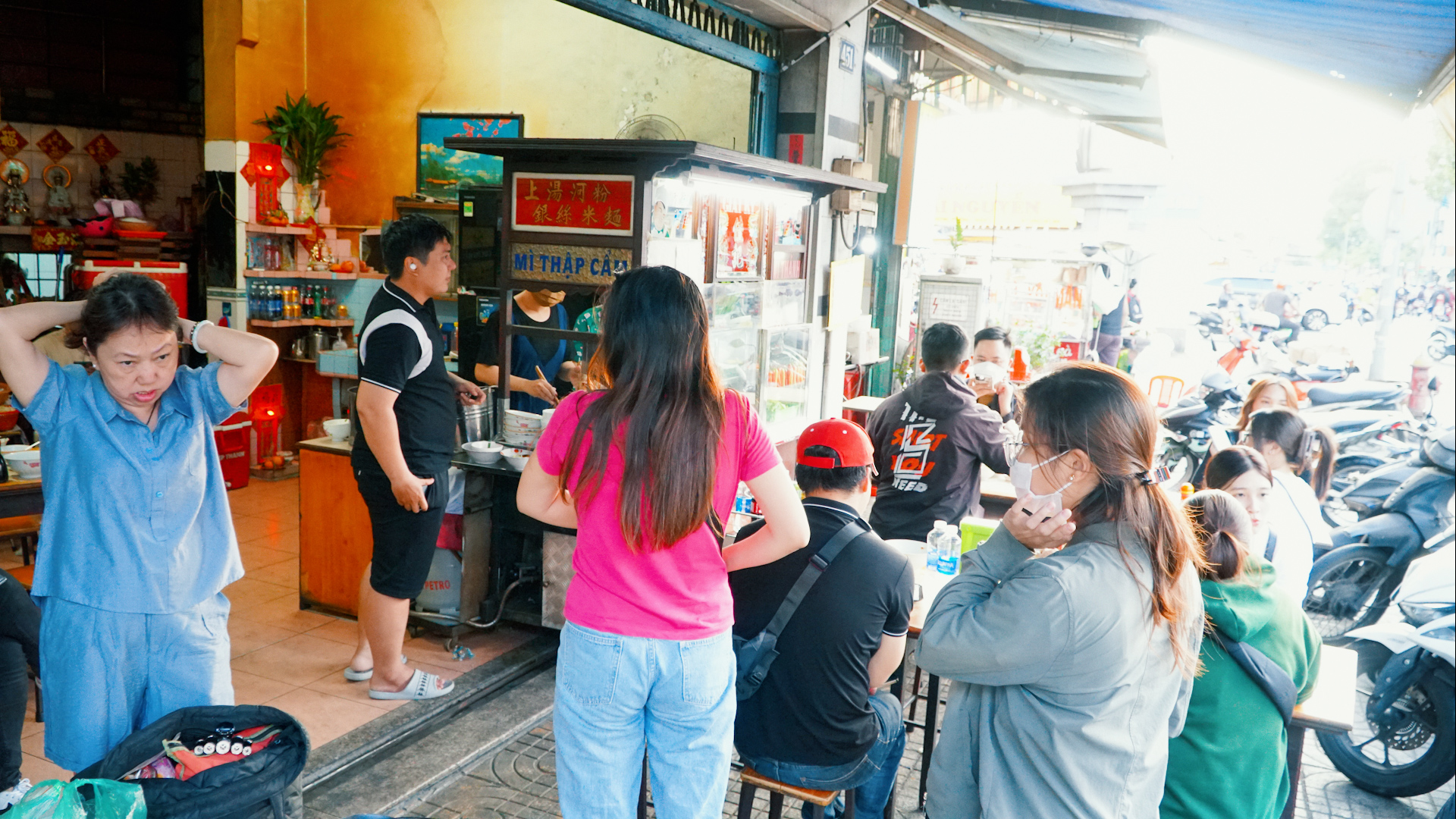 Quán hủ tiếu mì trong phim Mai đông nghịt khách, phải đóng cửa sớm 4 tiếng- Ảnh 4.