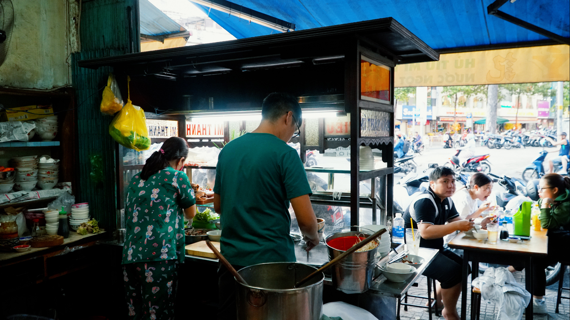 Quán hủ tiếu mì trong phim Mai đông nghịt khách, phải đóng cửa sớm 4 tiếng- Ảnh 3.