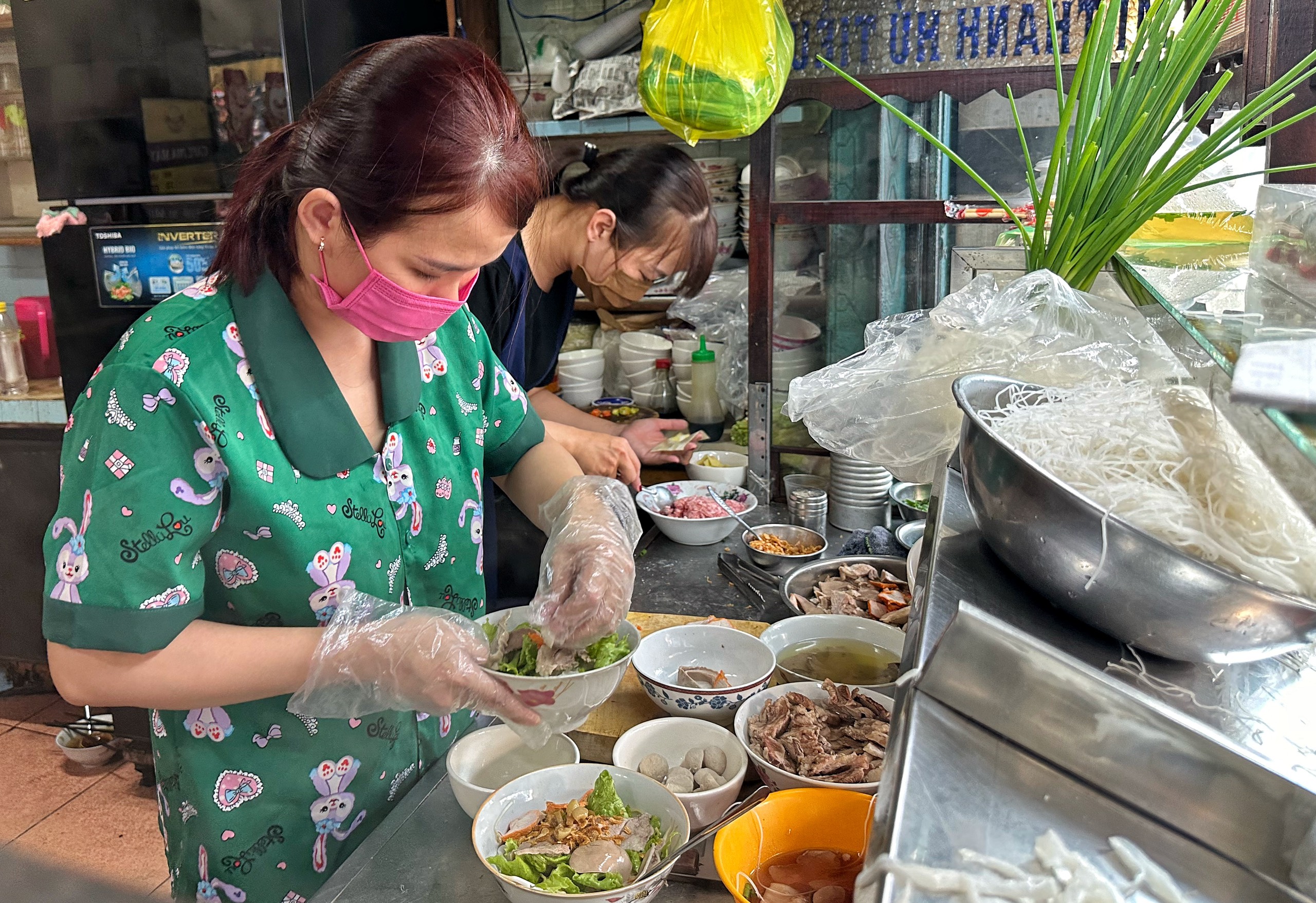 Quán mì ở TP.HCM trong phim Mai của Trấn Thành: 40 năm qua lần đầu bán hết sớm 4 tiếng - Ảnh 5.