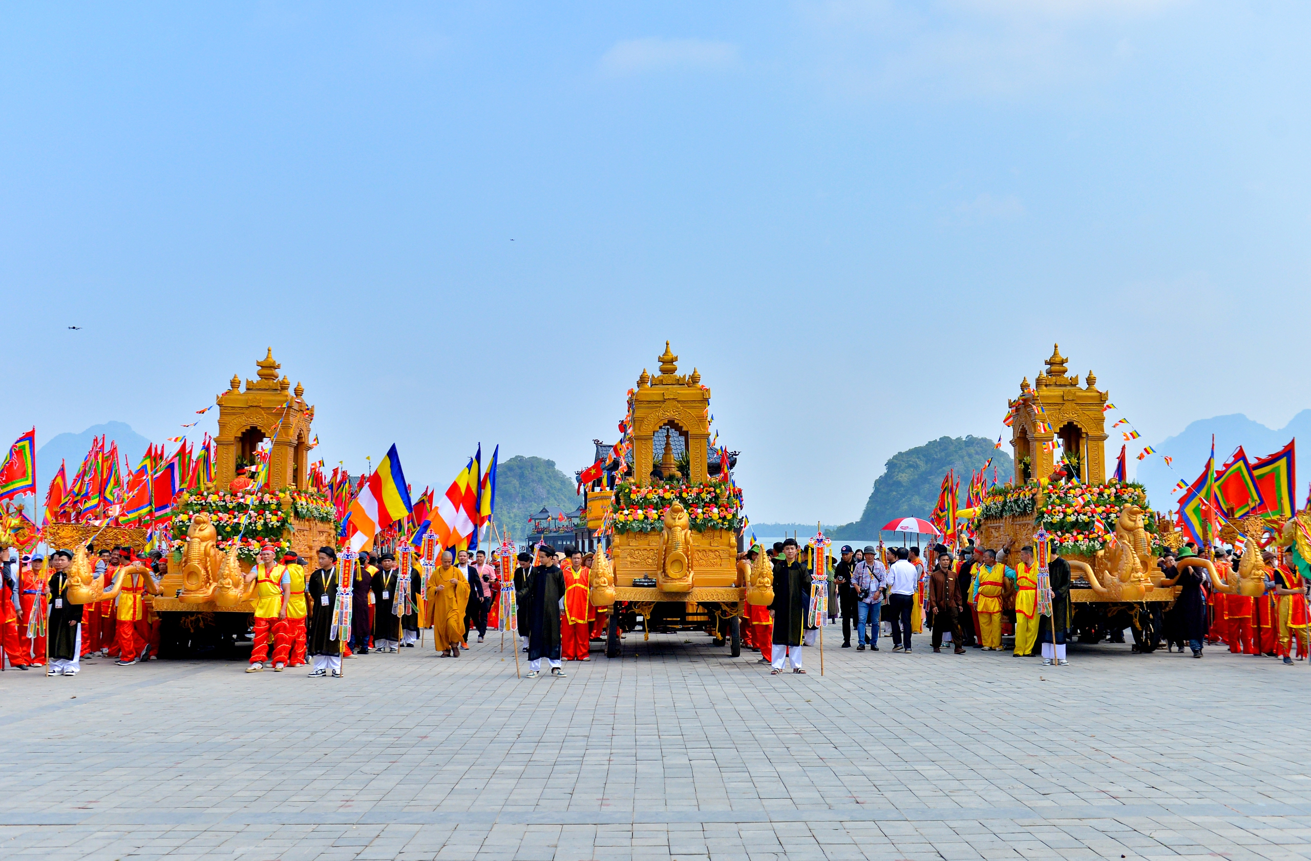 Gồng mình đẩy kiệu rước nước gần 1 tấn leo dốc trong lễ hội ở Hà Nam- Ảnh 8.