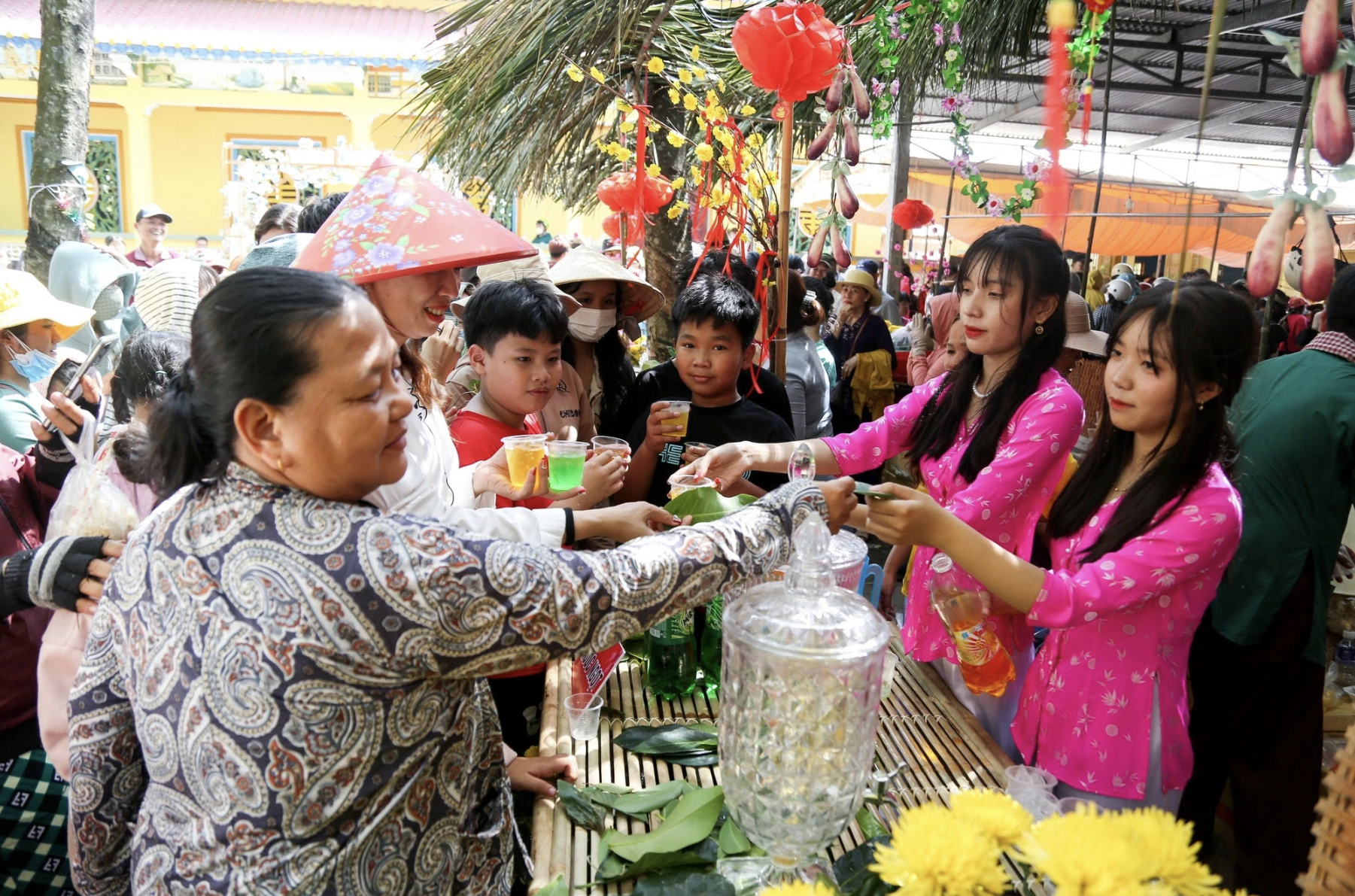 Vì sao Tây Ninh thu hút hàng trăm ngàn du khách dịp rằm tháng giêng?- Ảnh 3.