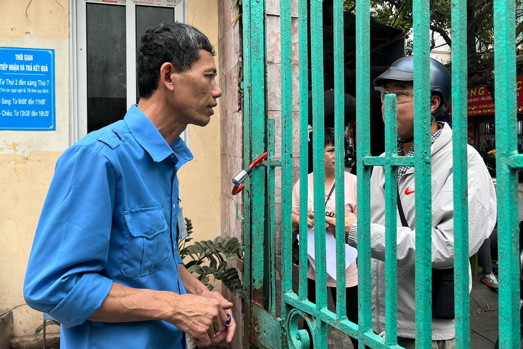 Người dân xếp hàng đổi giấy phép lái xe ở Hà Nội sau tết Nguyên đán- Ảnh 3.