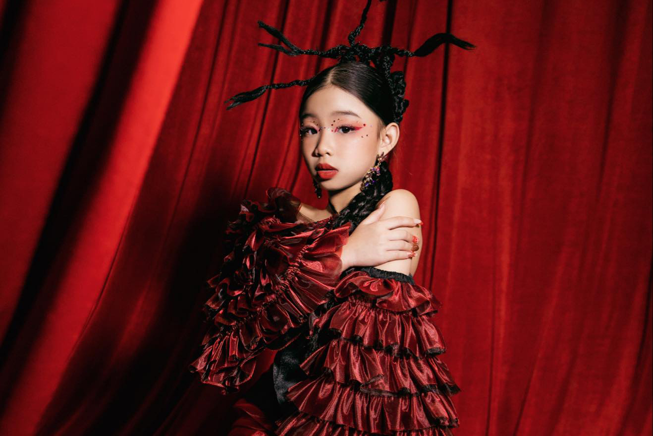 Người mẫu 8 tuổi mở màn show thời trang có Hoa hậu Hương Giang- Ảnh 5.