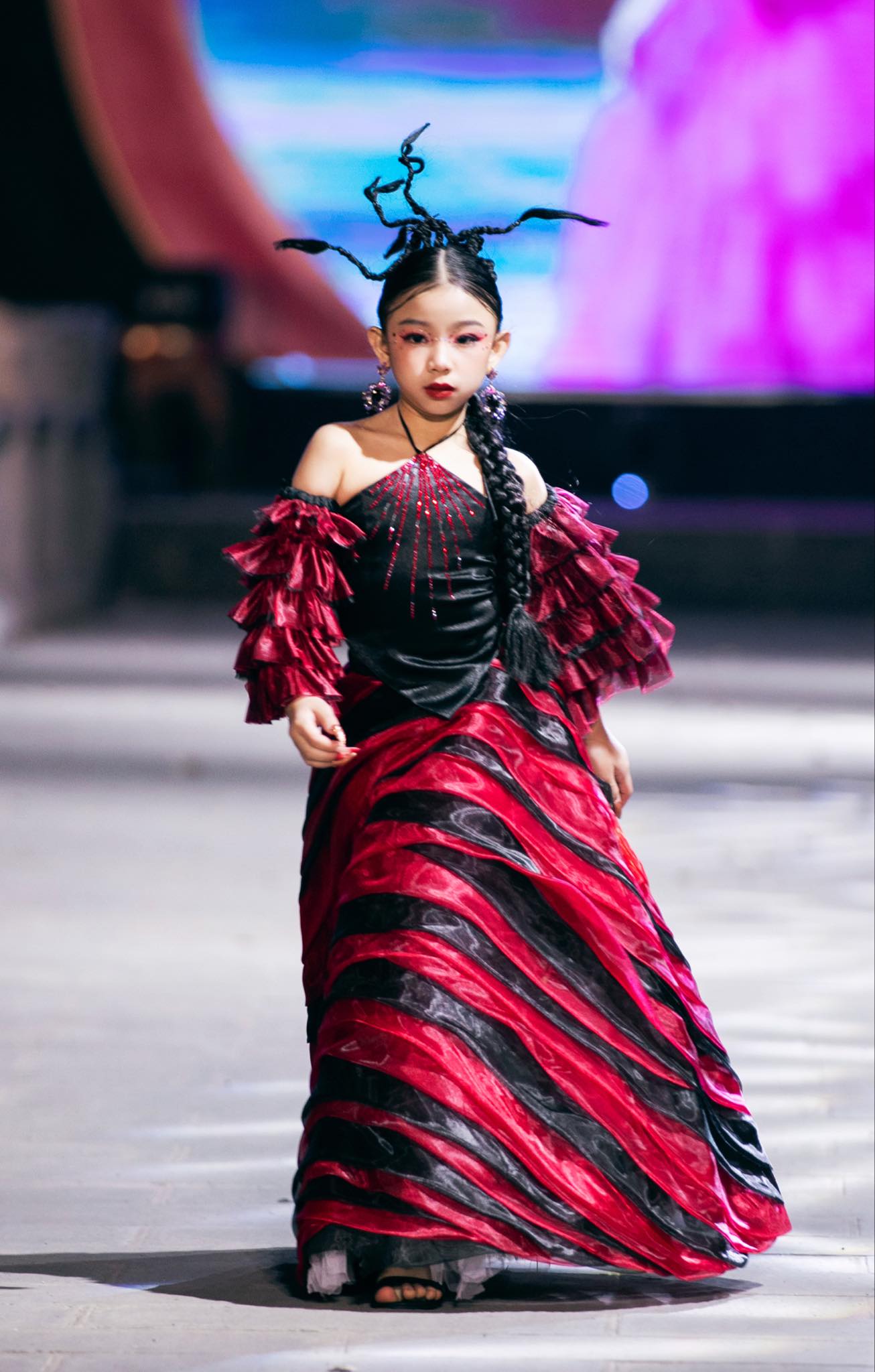 Người mẫu 8 tuổi mở màn show thời trang có Hoa hậu Hương Giang- Ảnh 2.