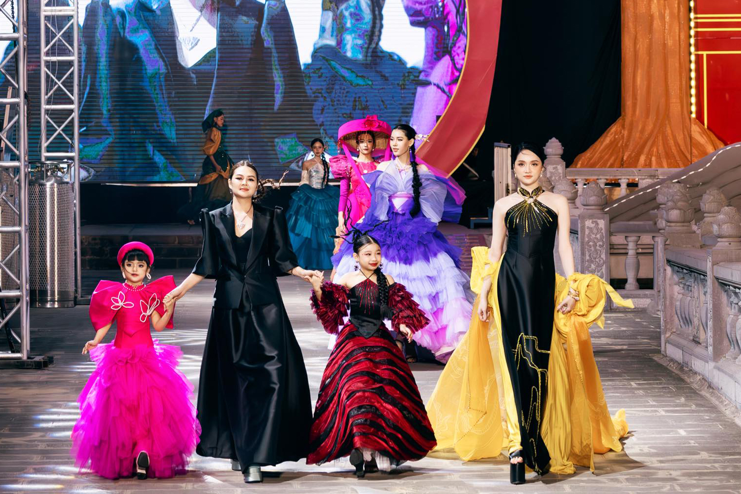 Người mẫu 8 tuổi mở màn show thời trang có Hoa hậu Hương Giang- Ảnh 3.