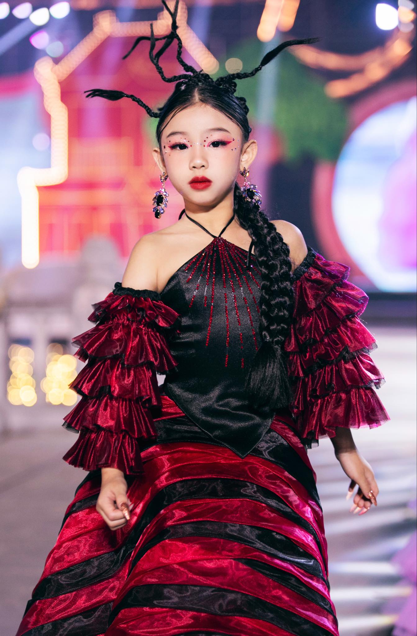 Người mẫu 8 tuổi mở màn show thời trang có Hoa hậu Hương Giang- Ảnh 6.