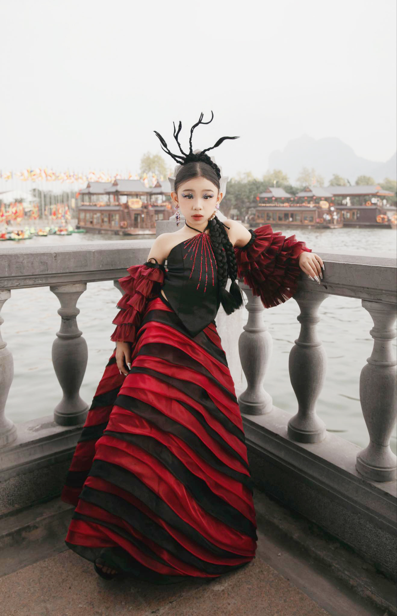 Người mẫu 8 tuổi mở màn show thời trang có Hoa hậu Hương Giang- Ảnh 4.