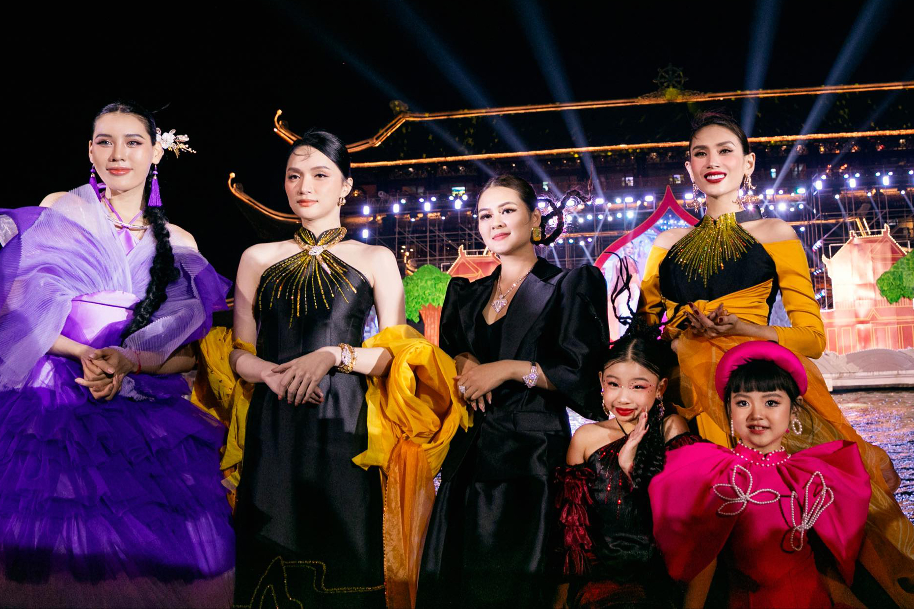 Người mẫu 8 tuổi mở màn show thời trang có Hoa hậu Hương Giang- Ảnh 1.