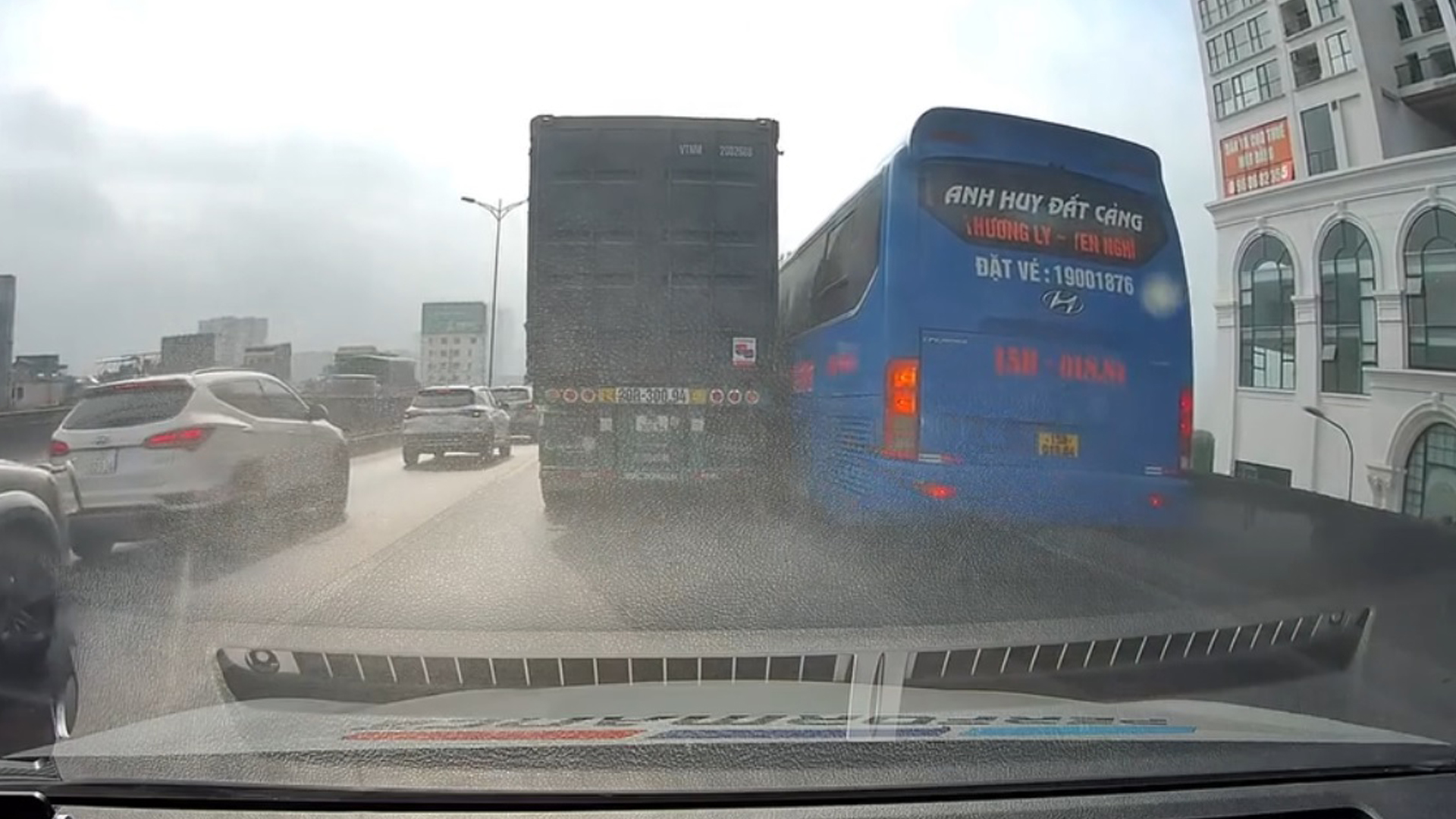 Tài xế xe container quyết 'chèn đường', không cho xe khách vượt trên ...