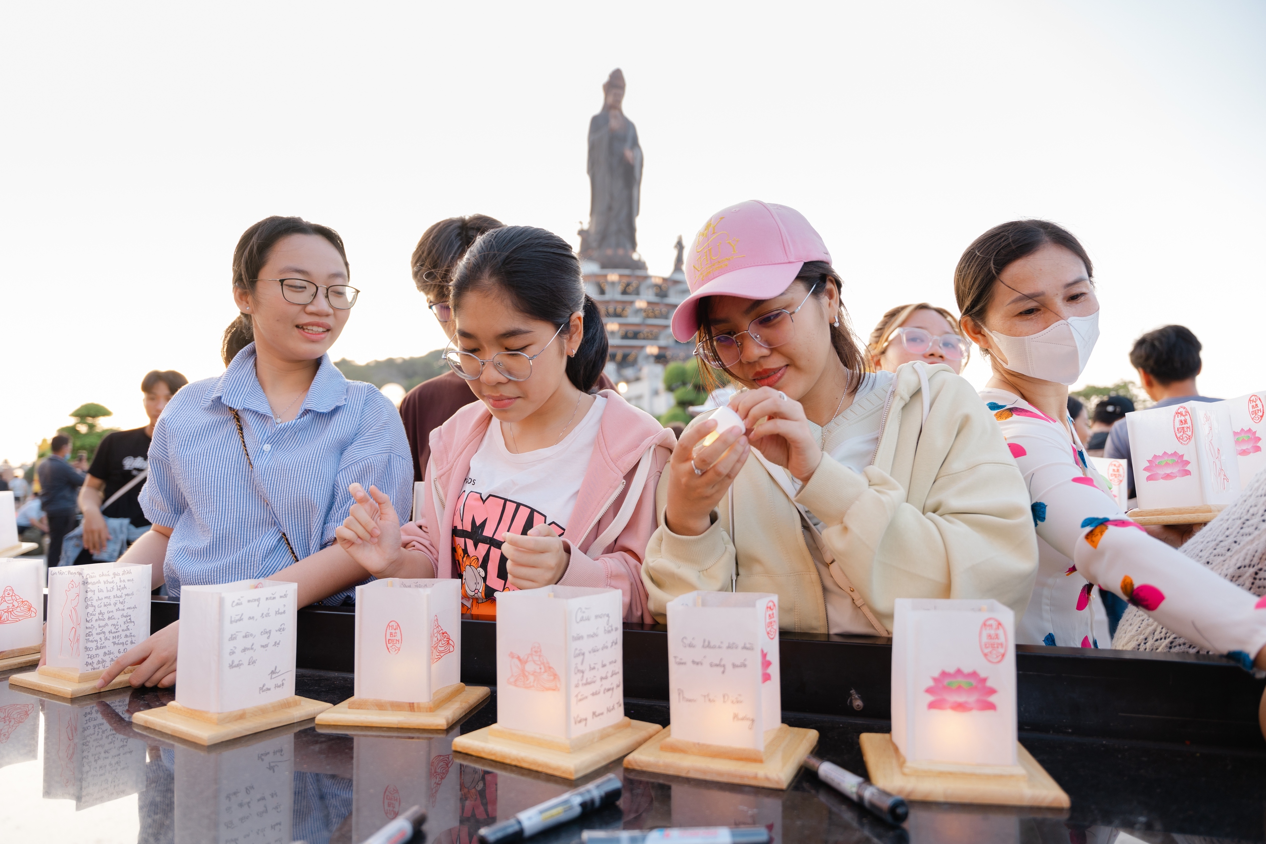 Hàng trăm ngàn đèn đăng thắp sáng đại lễ dâng đăng rằm tháng giêng tại núi Bà Đen- Ảnh 2.