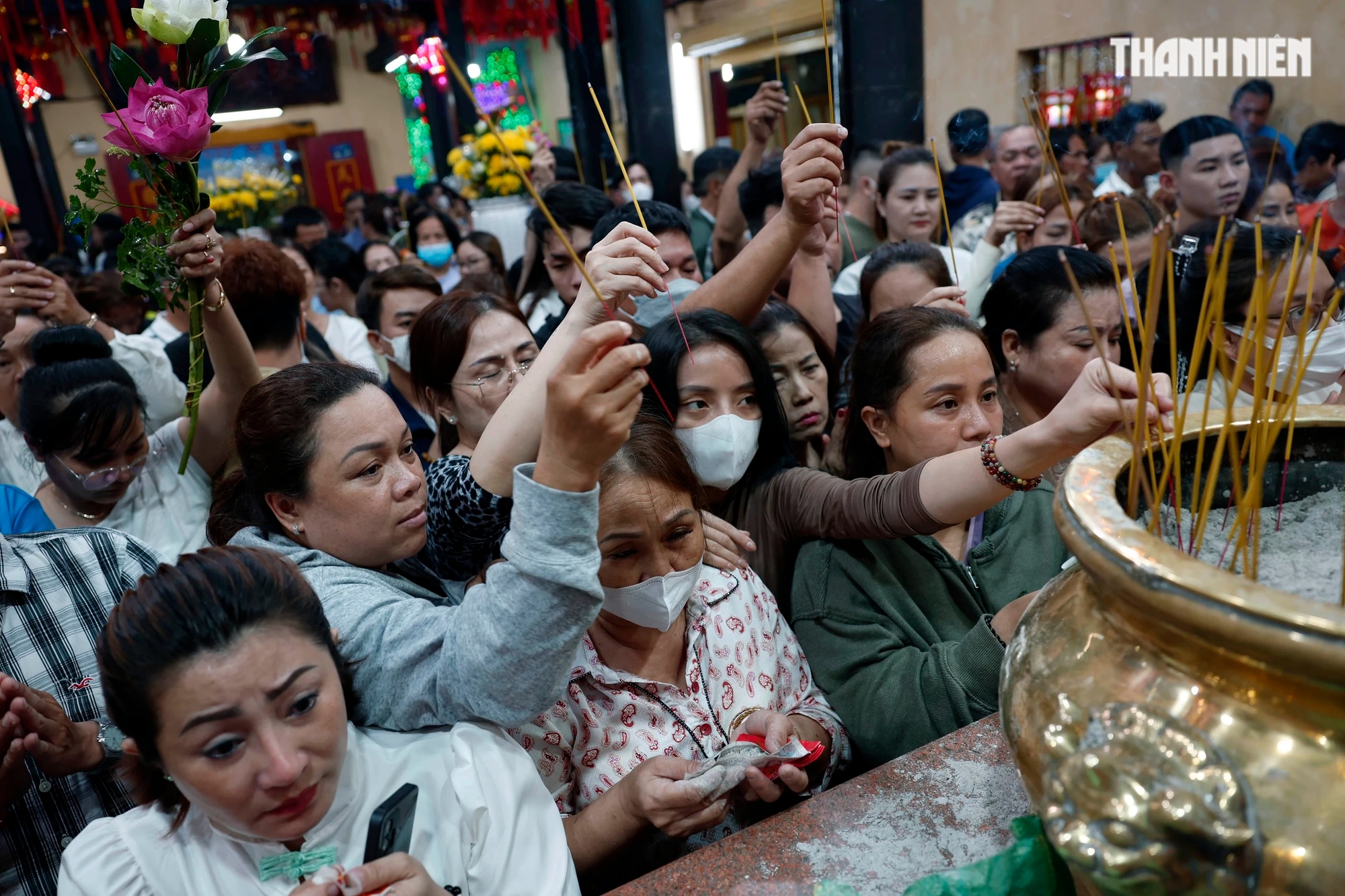 Hàng ngàn người chen nhau bốc tro cầu may tại chùa Bà Bình Dương- Ảnh 1.