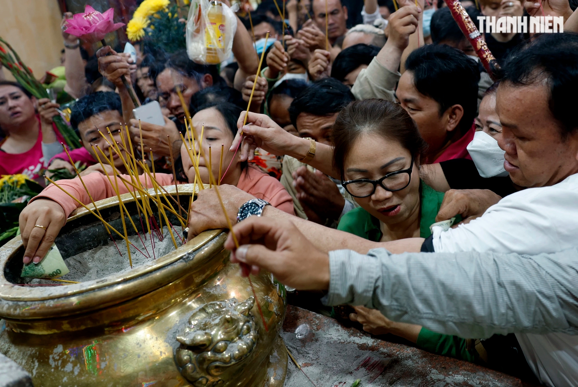 Hàng ngàn người chen nhau bốc tro cầu may tại chùa Bà Bình Dương- Ảnh 3.