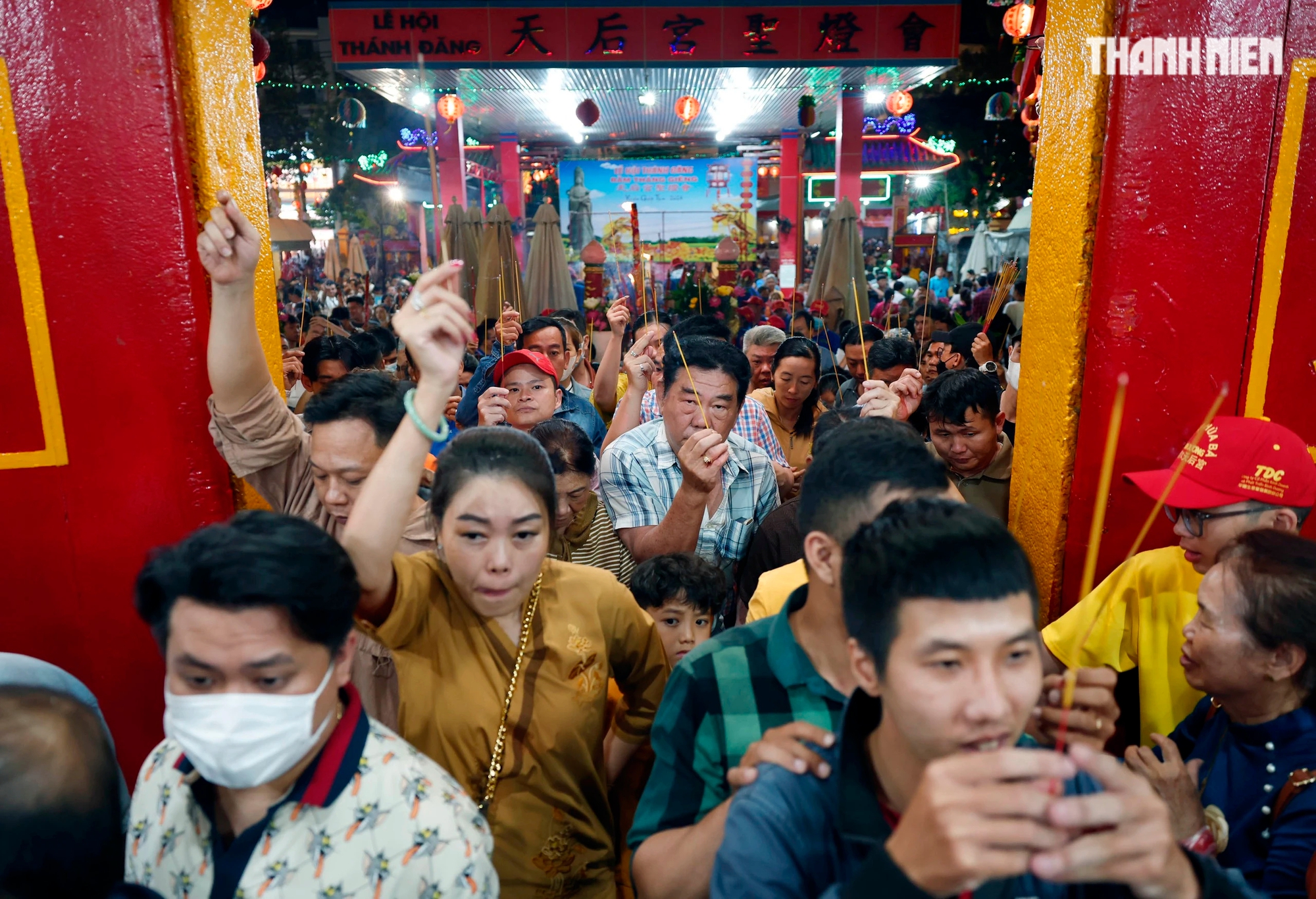 Hàng ngàn người chen nhau bốc tro cầu may tại chùa Bà Bình Dương- Ảnh 10.