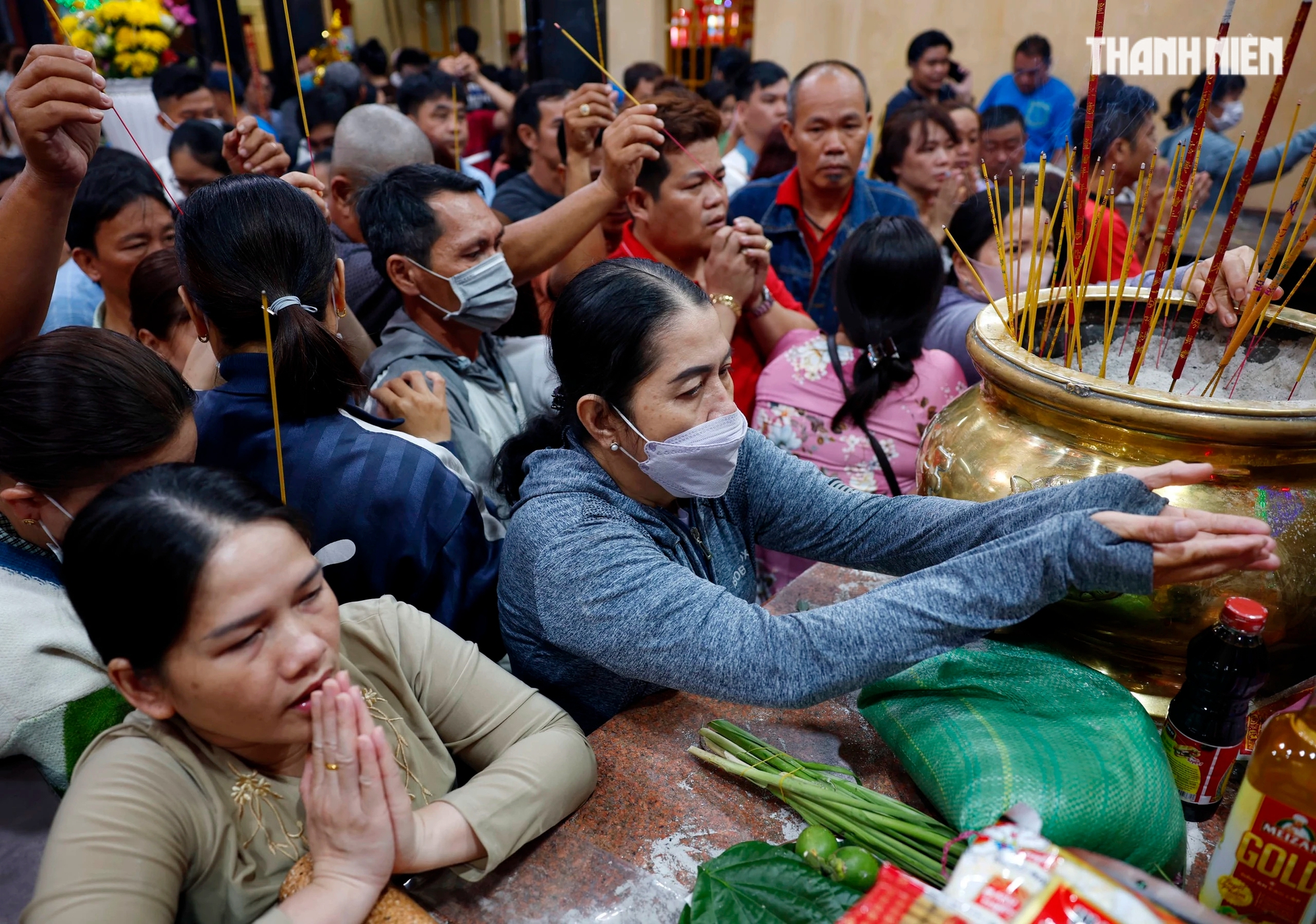Hàng ngàn người chen nhau bốc tro cầu may tại chùa Bà Bình Dương- Ảnh 11.