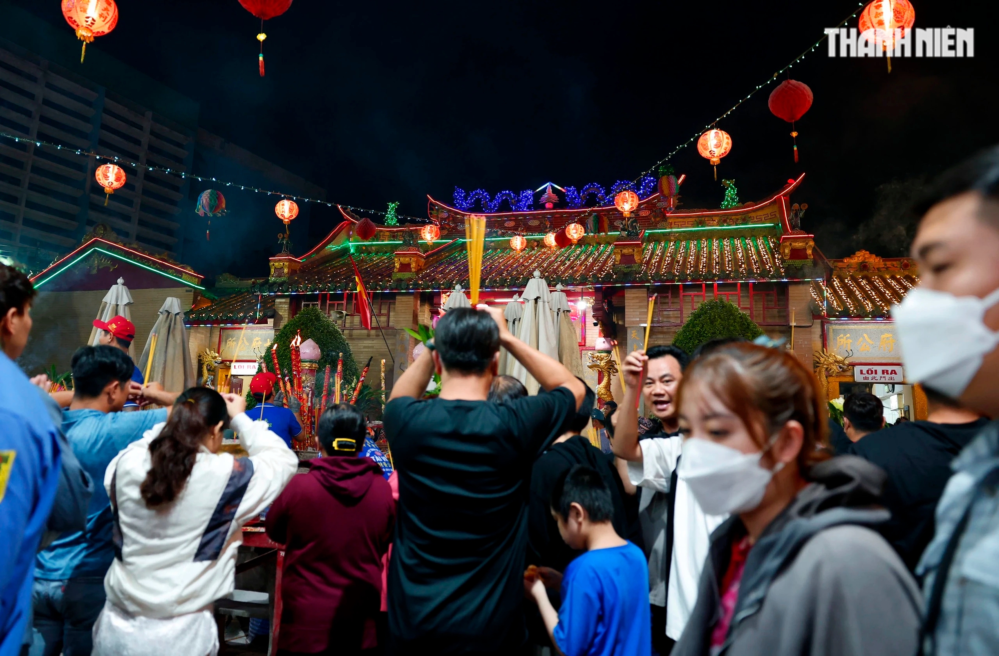 Hàng ngàn người chen nhau bốc tro cầu may tại chùa Bà Bình Dương- Ảnh 12.
