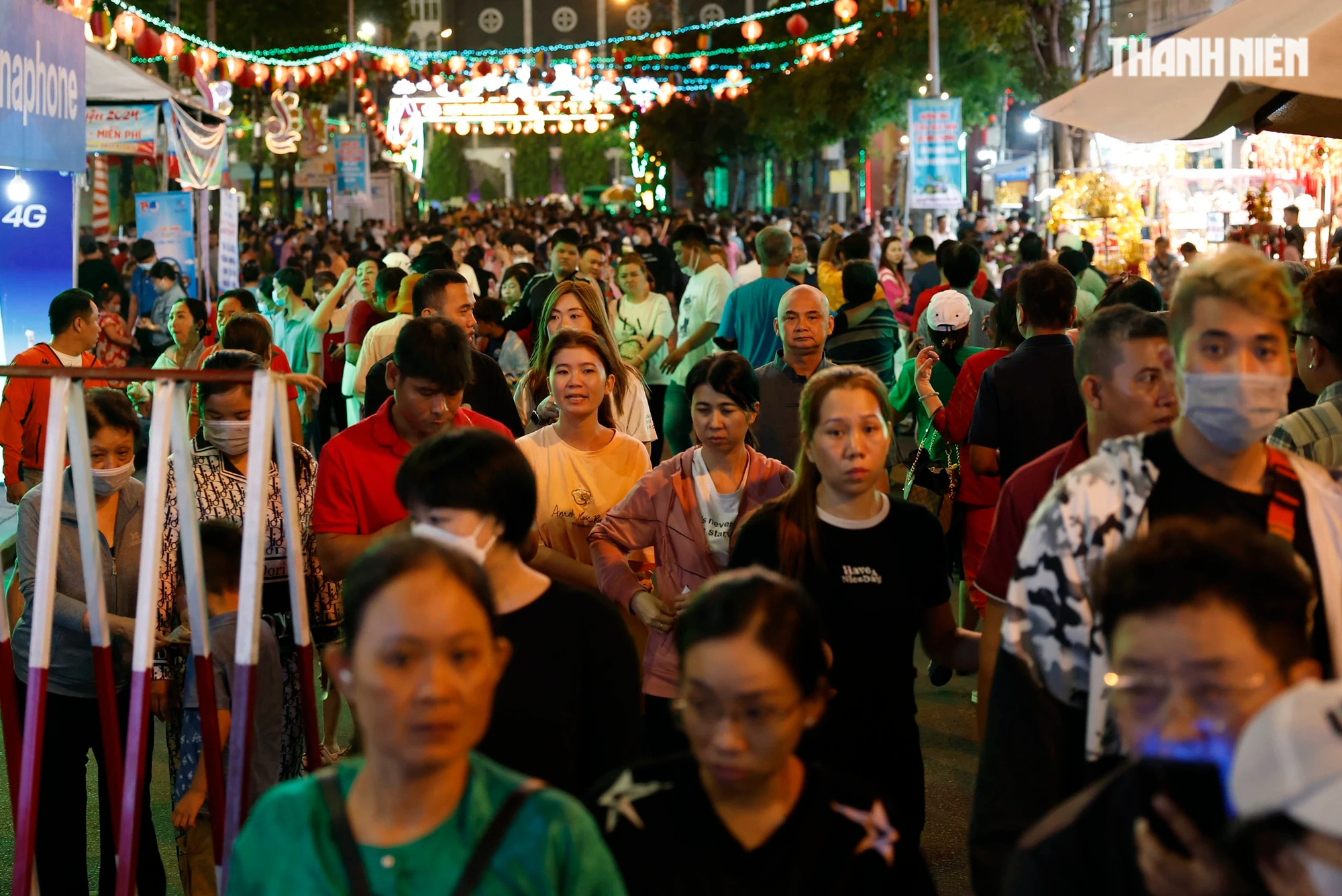 Dòng người đổ về chùa Bà Bình Dương trẩy hội trong đêm- Ảnh 1.