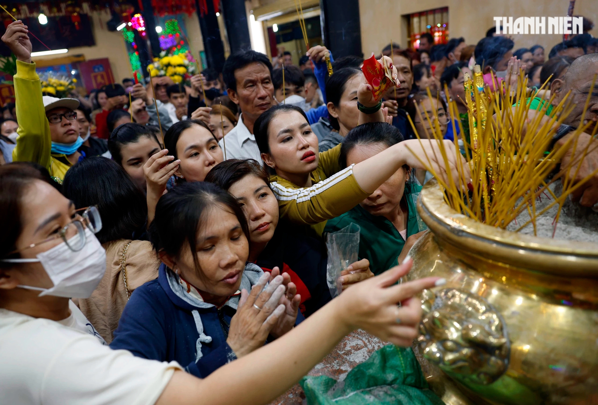 Dòng người đổ về chùa Bà Bình Dương trẩy hội trong đêm- Ảnh 7.